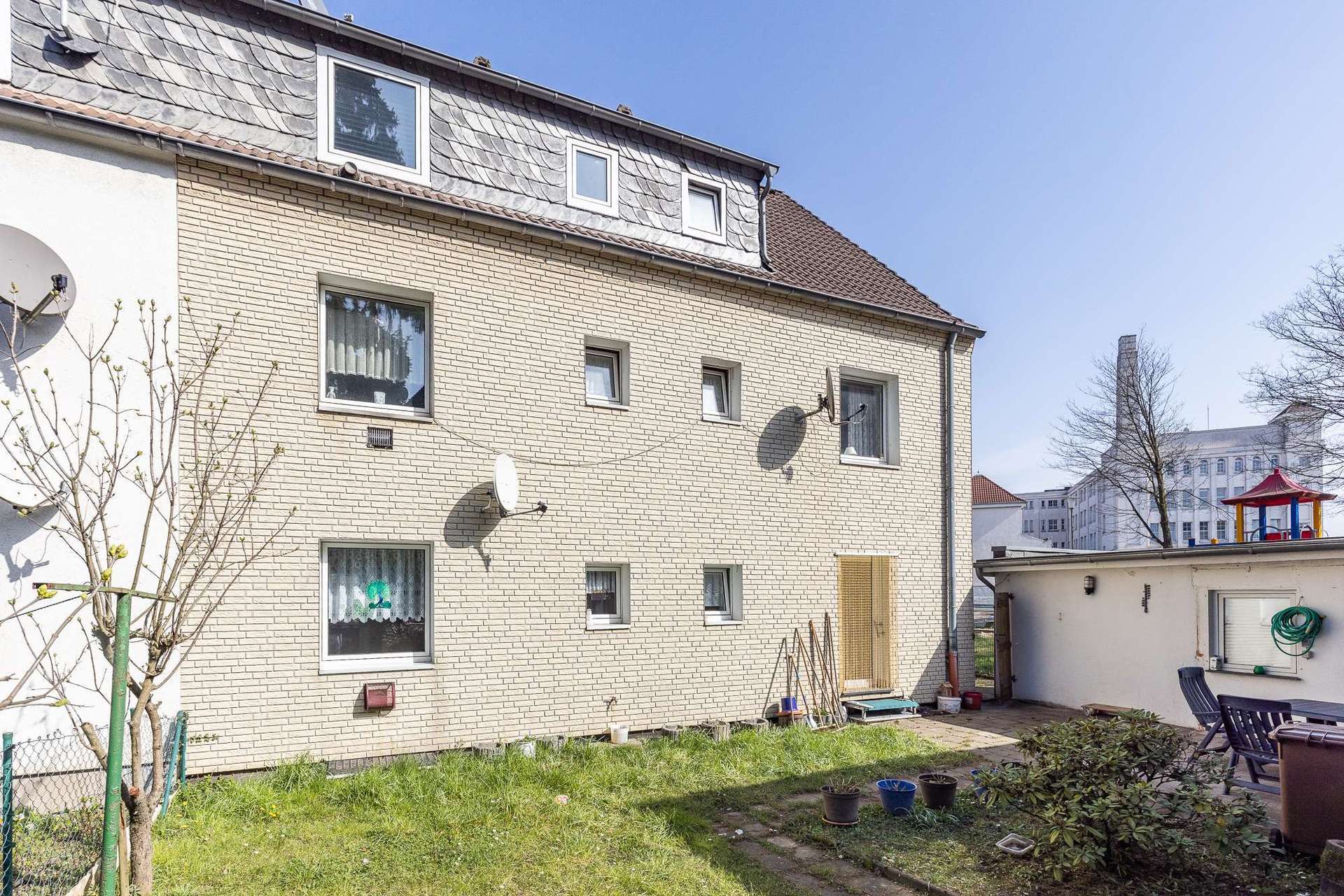 Schlau investieren: Mehrfamilienhaus mit 3 Wohneinheiten und Garten. In Mettmann. – Bild 2