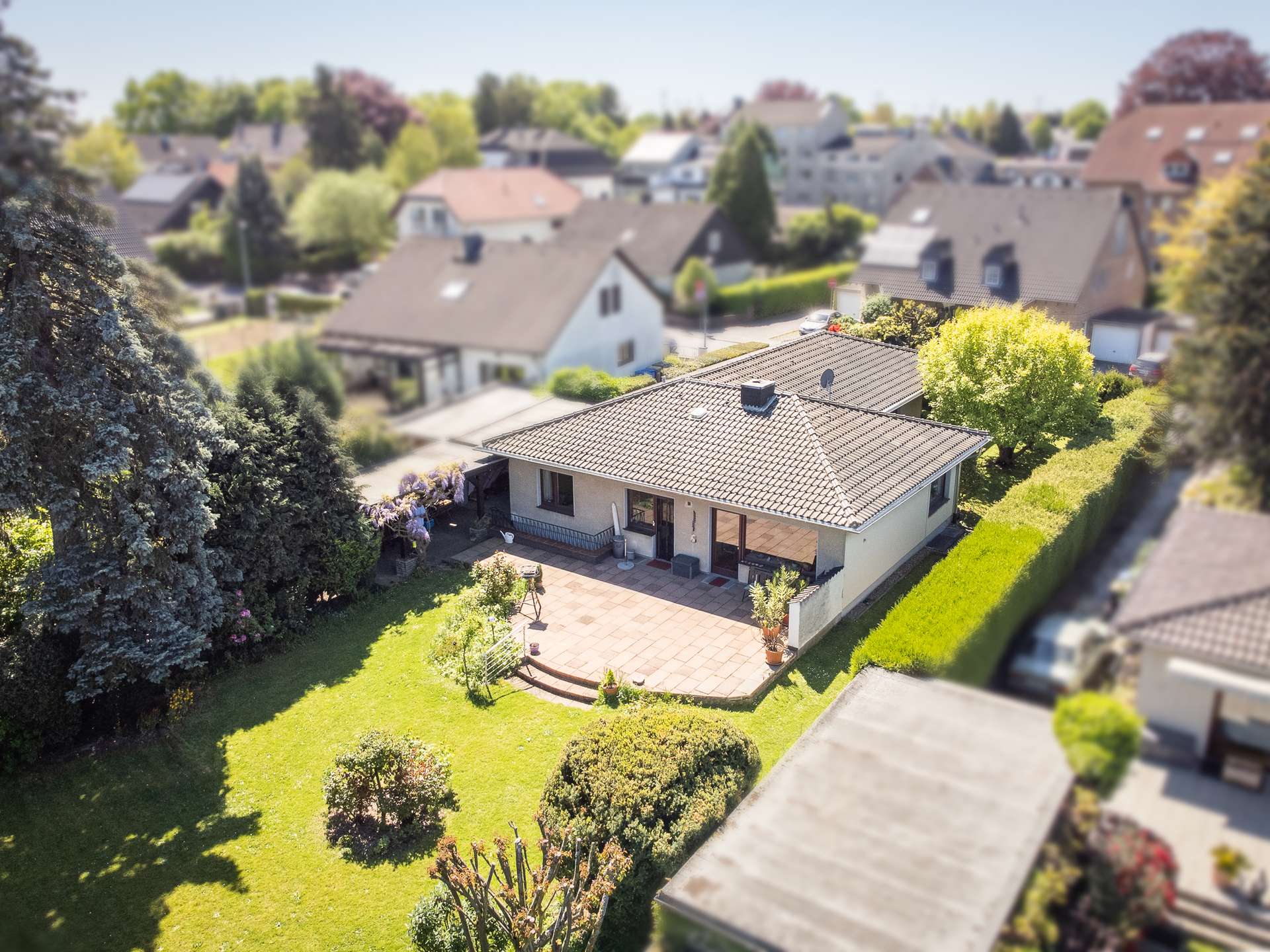 Bungalow mit Weitblick ins Grüne – ruhiges Wohnen auf über 1.000 m² Grundstück – Bild 1