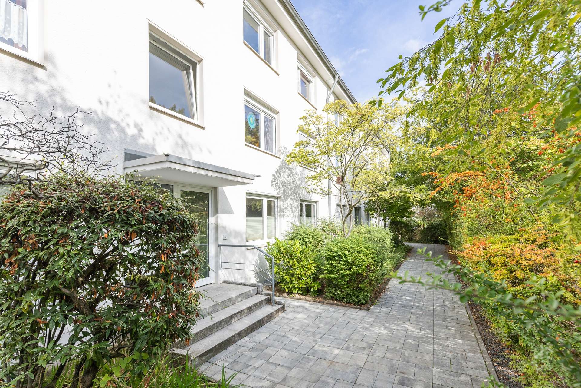 Familienfreundlich & modernisiert: 4 Zimmer mit Balkon und Einbauküche – Bild 1