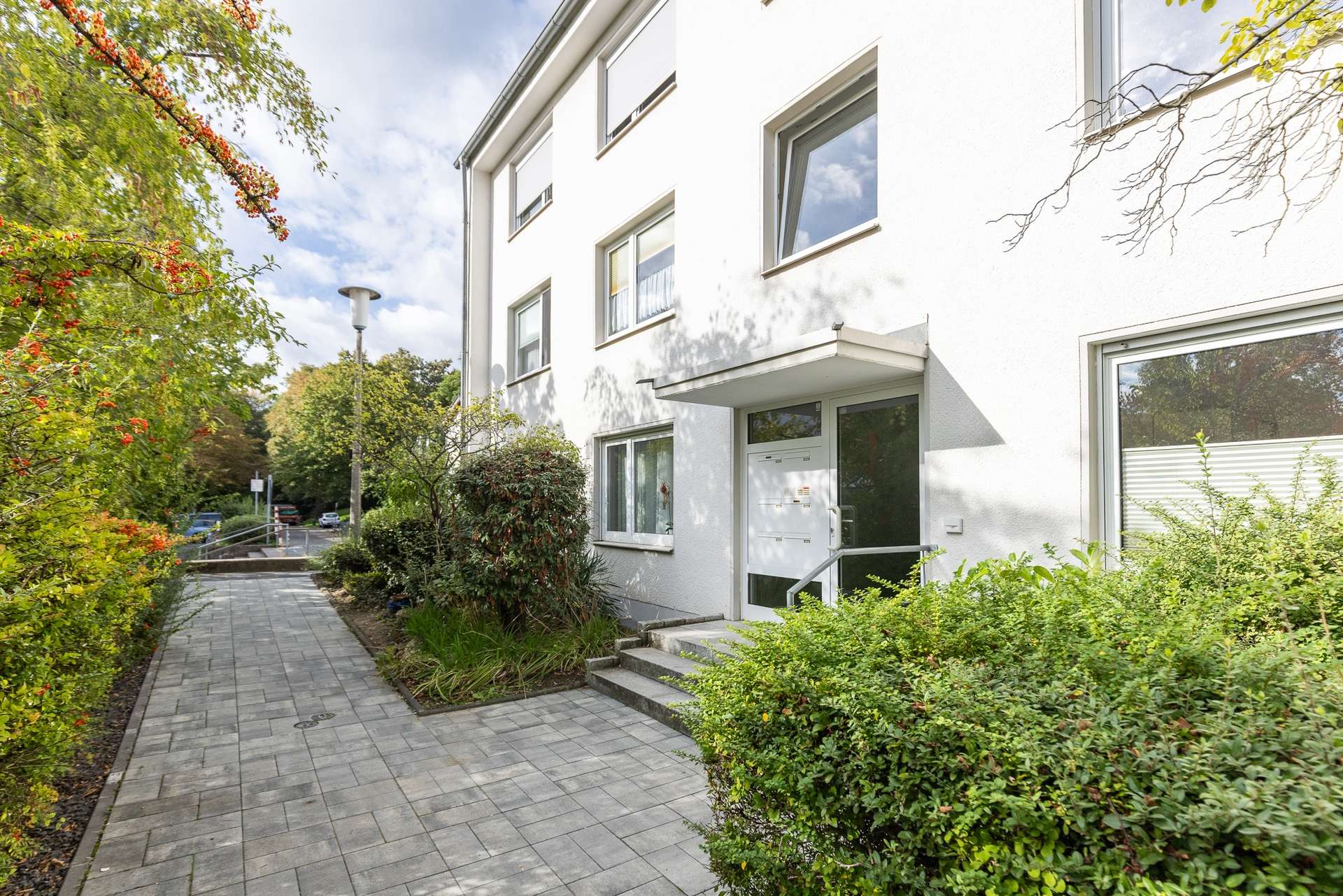 Familienfreundlich & modernisiert: 4 Zimmer mit Balkon und Einbauküche – Bild 12