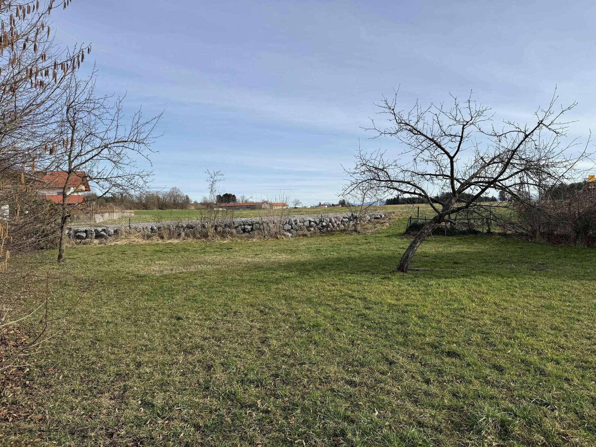 Traumgrundstück mit Bergblick - Bebaubar mit großem Einfamilienhaus mit Einliegerwohnung! – Tuntenhausen