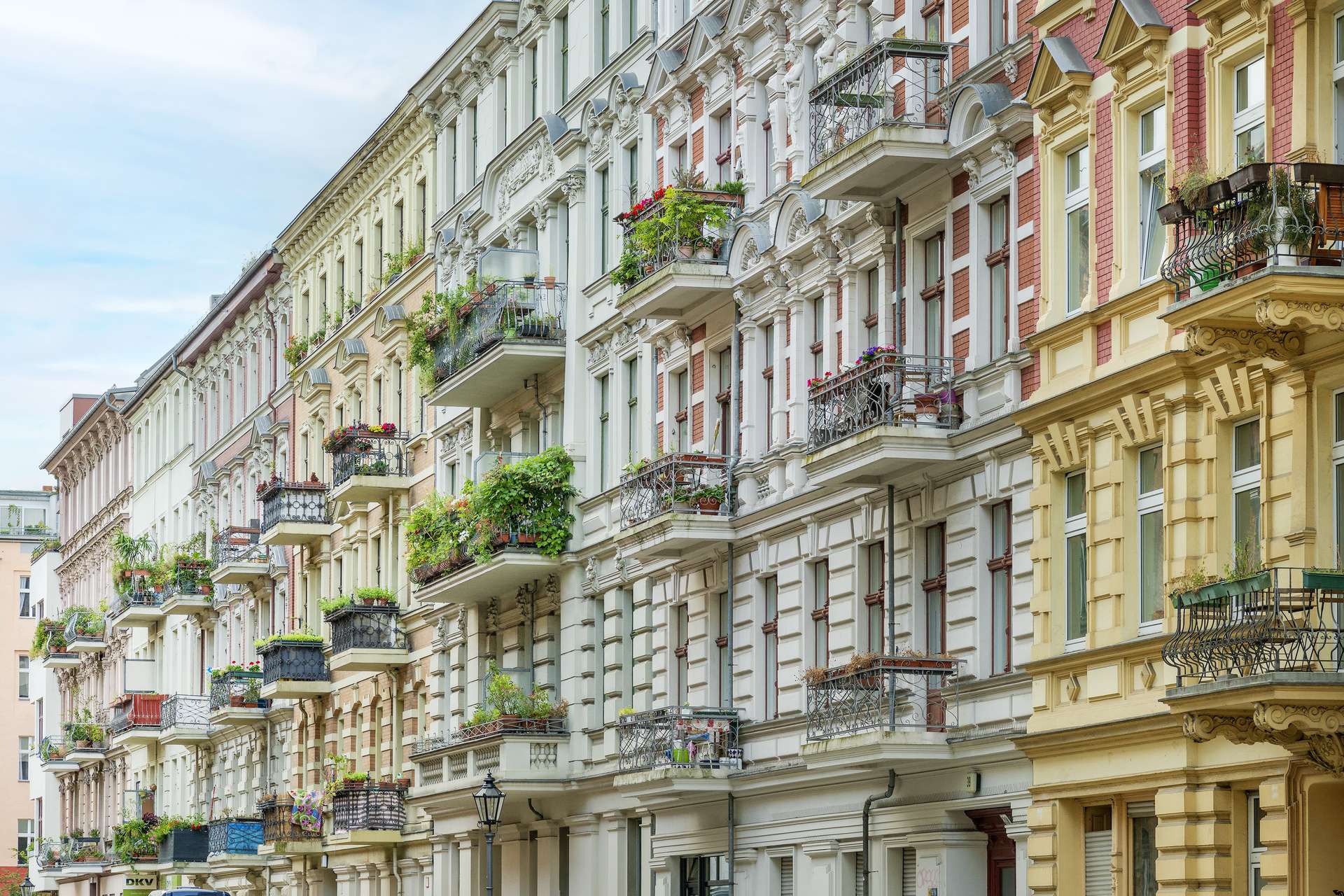 Vermietete Altbauwohnung mit Balkon in bester Kiezlage – Berlin