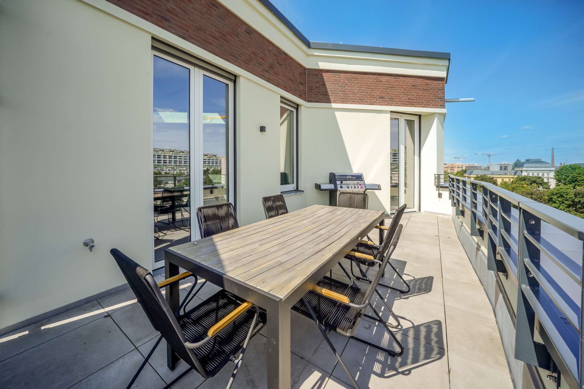 Komplett ausgestattetes, neuwertiges Penthouse mit 3 Dachterrassen und TG-Stellplätzen im beliebten Rheingauviertel – Berlin – Außenansicht