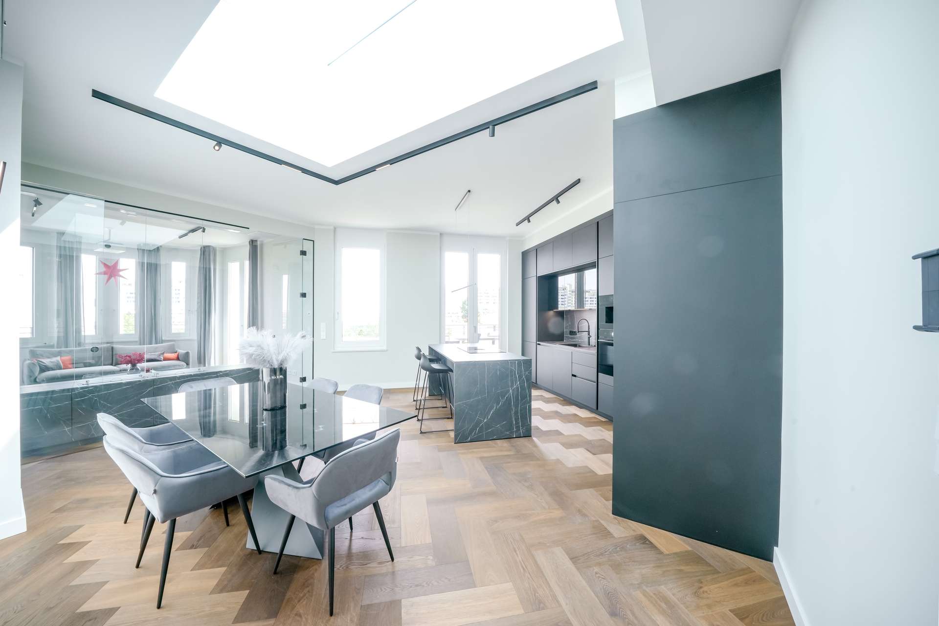 Komplett ausgestattetes, neuwertiges Penthouse mit 3 Dachterrassen und TG-Stellplätzen im beliebten Rheingauviertel – Berlin – Innenansicht