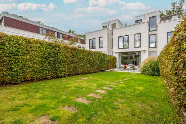 Ideal für Familien: Neuwertiges Reihenhaus mit TG-Platz in 