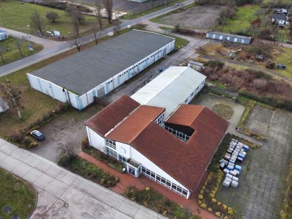 Großzügiges Gewerbegrundstück mit Bürogebäude und Hallen