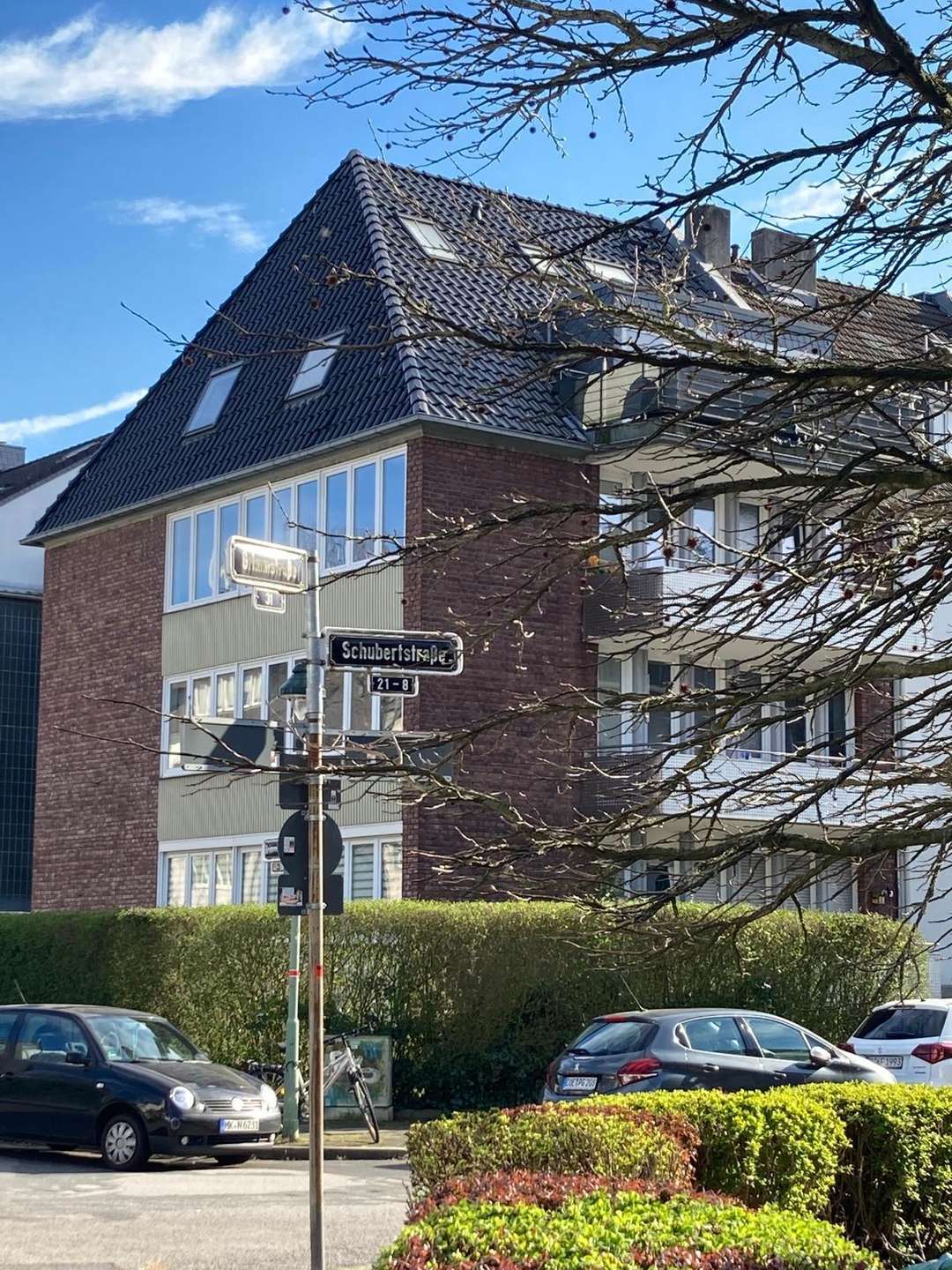 Attraktives Mehrfamilienhaus mit 7 Wohneinheiten und 2 Garagen – sehr gute Kapitalanlage – Düsseldorf