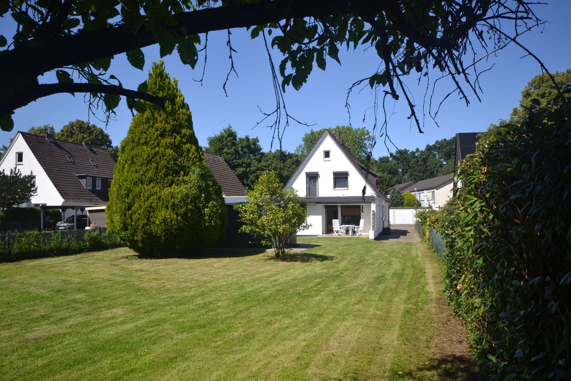 Vielseitiges Zweifamilienhaus mit drei Wohneinheiten und weitläufigem Garten – Schenefeld