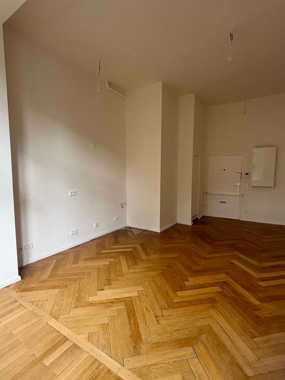 Bezugsfreie und Helle Wohnung nahe Hohenzollerndamm mit 3,5m Deckenhöhe und französischem Balkon – Berlin
