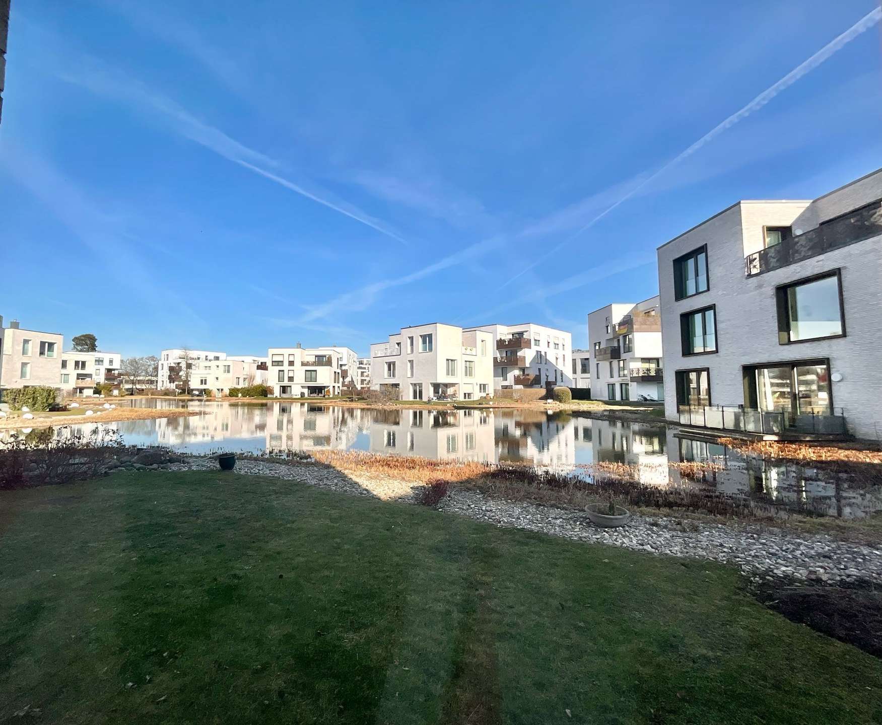 GELEGENHEIT: Exklusive Twin-Villa mit TG-Platz direkt am See im begehrten 5-Morgen – Berlin