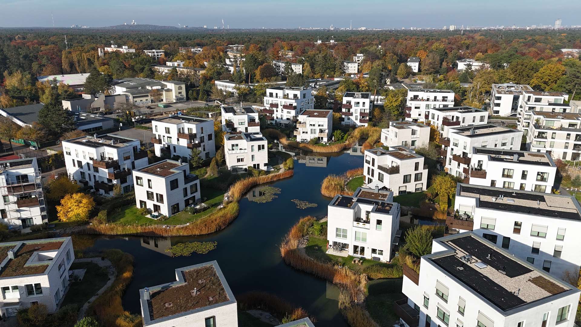 GELEGENHEIT: Exklusive Twin-Villa mit TG-Platz direkt am See im begehrten 5-Morgen – Berlin