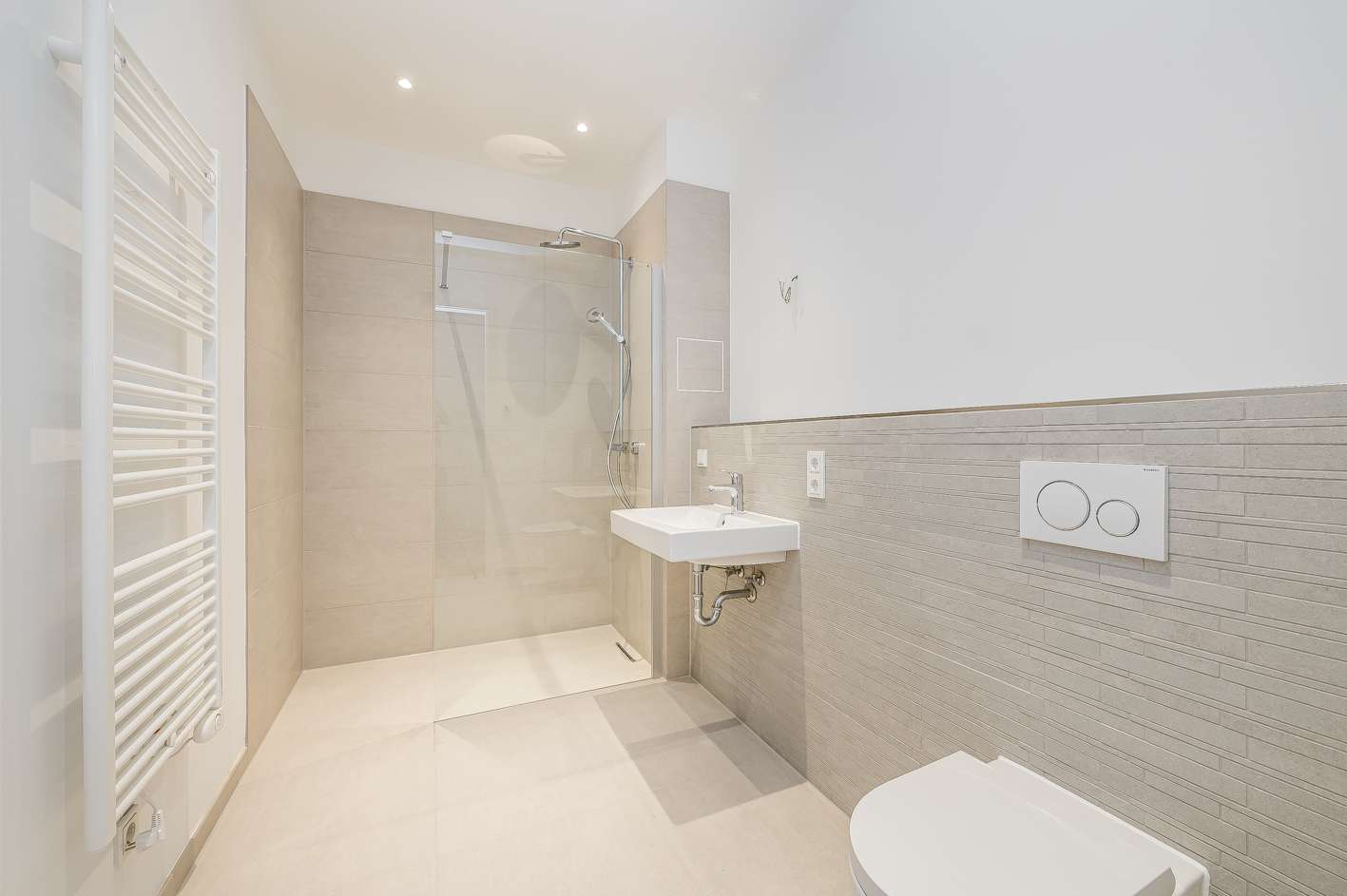 Fertiggestellte 2 Zimmer Neubau Etagenwohnung mit großem Balkon, Stellplatz und Keller – Berlin