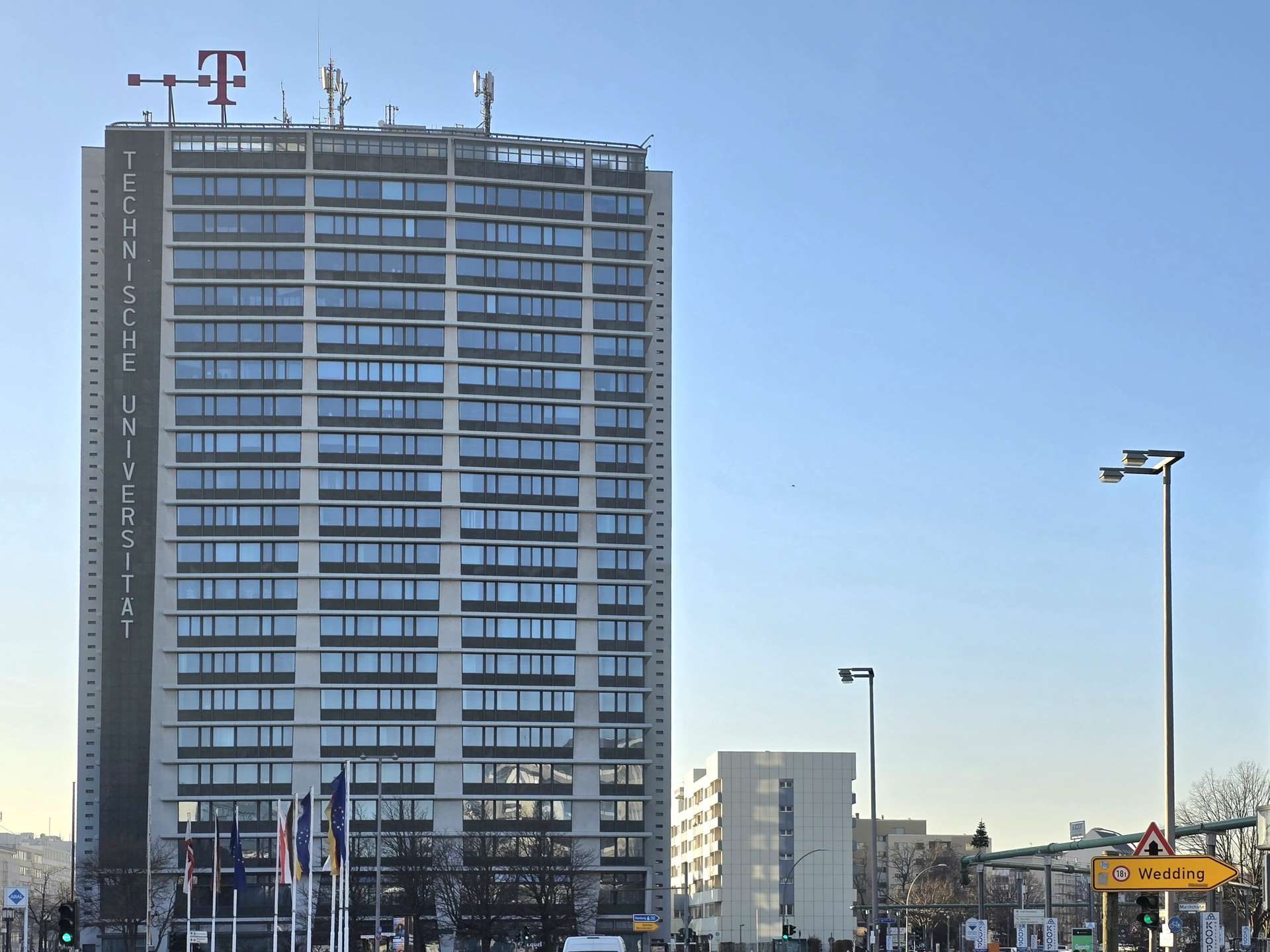 Nur der Himmel über Mir! - Bezugsfreie, Sanierte 1-Zimmer-Wohnung mit EBK und Balkon mit Weitblick – Berlin