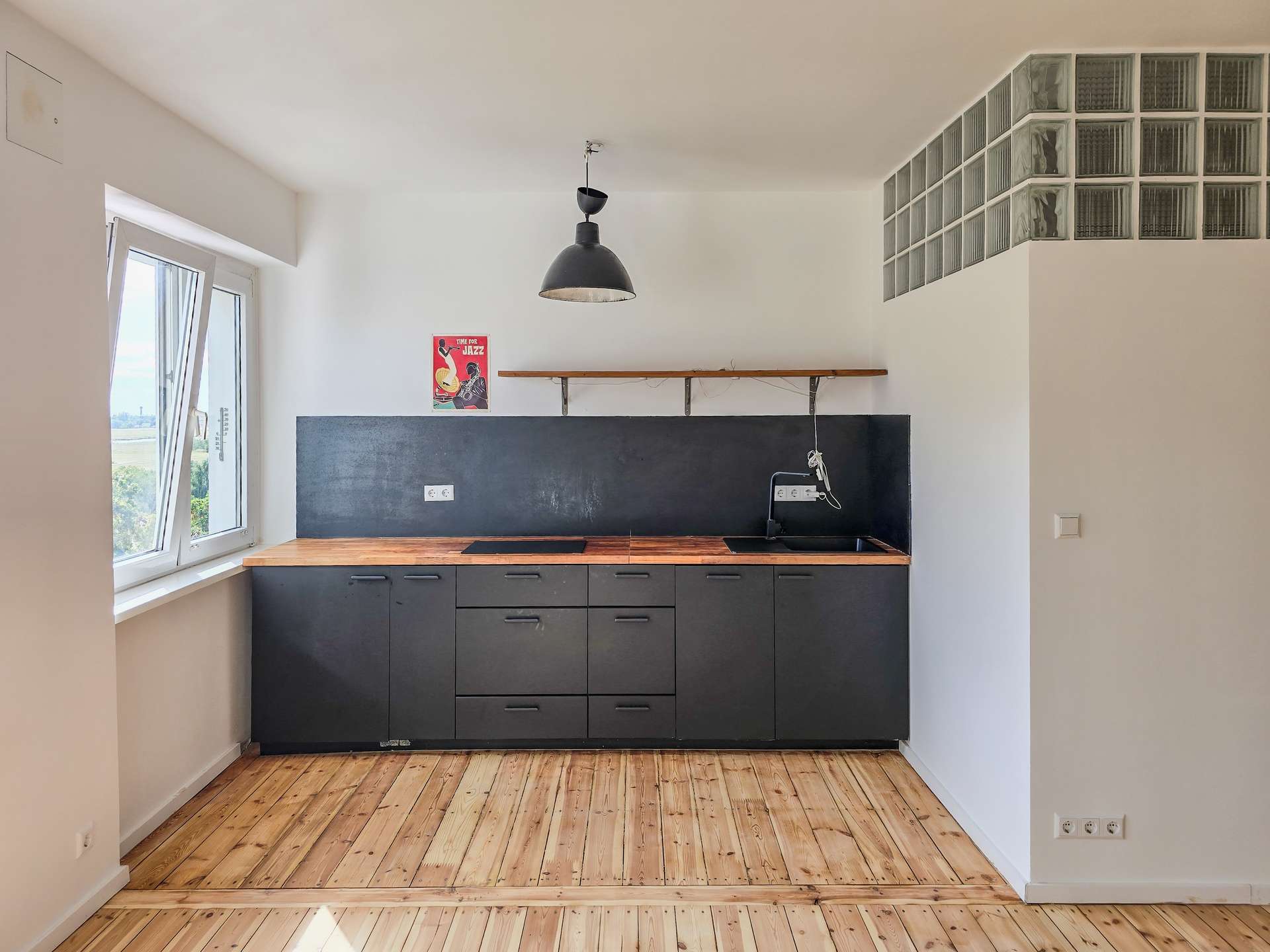 Bezugsfreie und Sanierte Helle 2-Zimmer-Wohnung im Schillerkiez - oberste Etage direkt am Flugfeld – Berlin