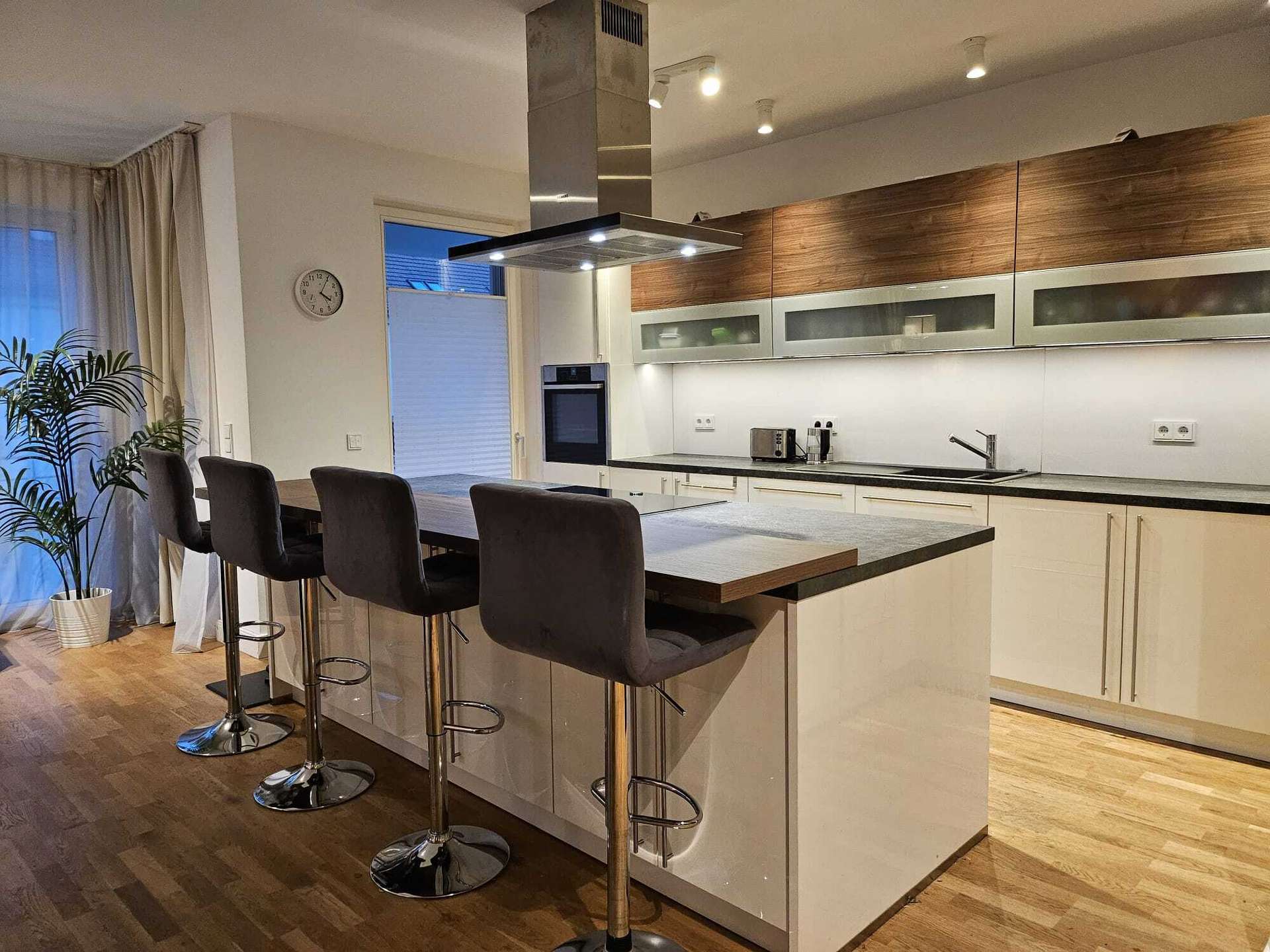Luxuriöse 6-Zimmer-Wohnung mit Fahrstuhl (TG-Stellplatz vorhanden) – Berlin