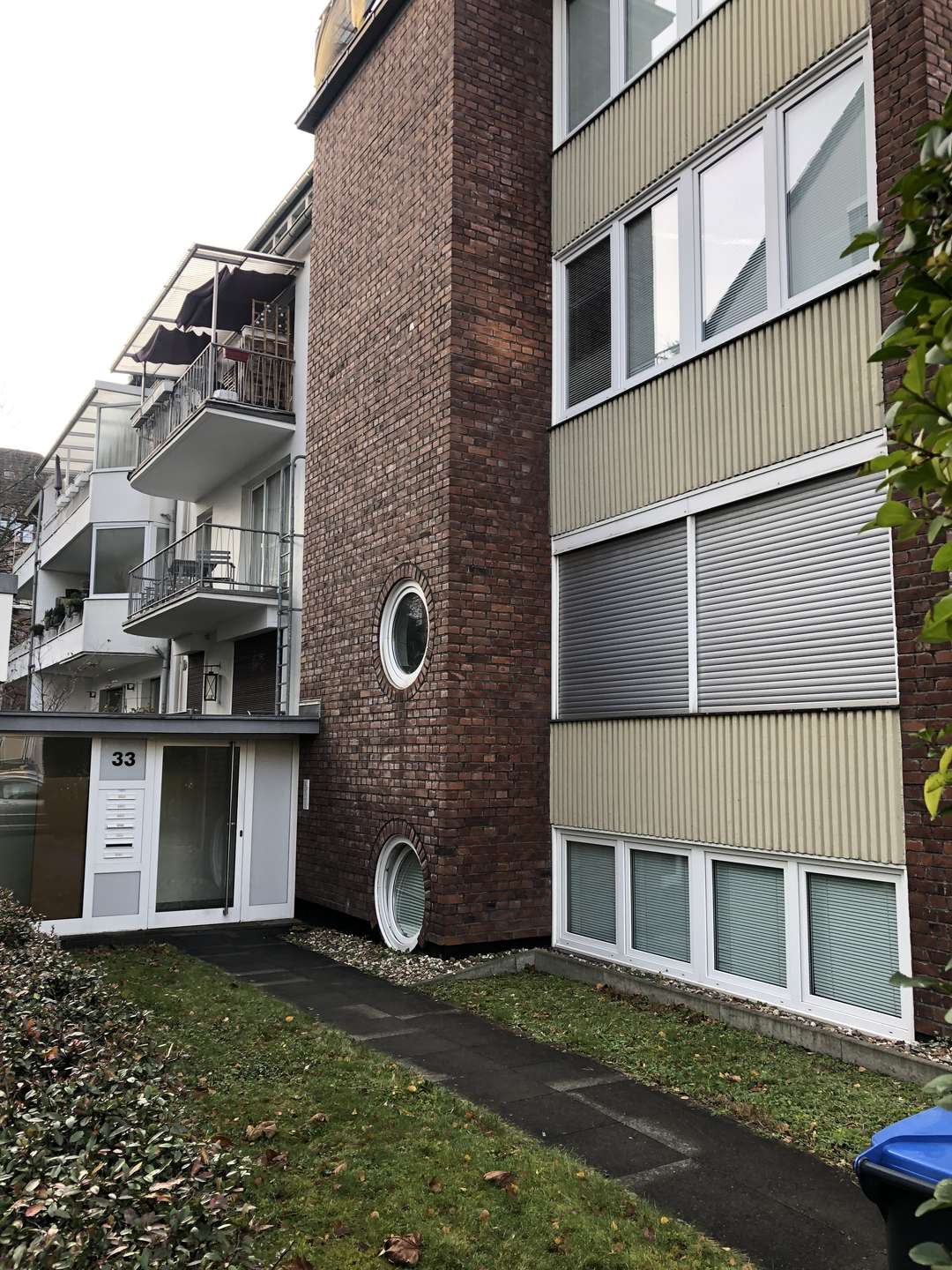 Attraktives Mehrfamilienhaus mit 7 Wohneinheiten und 2 Garagen – sehr gute Kapitalanlage – Düsseldorf