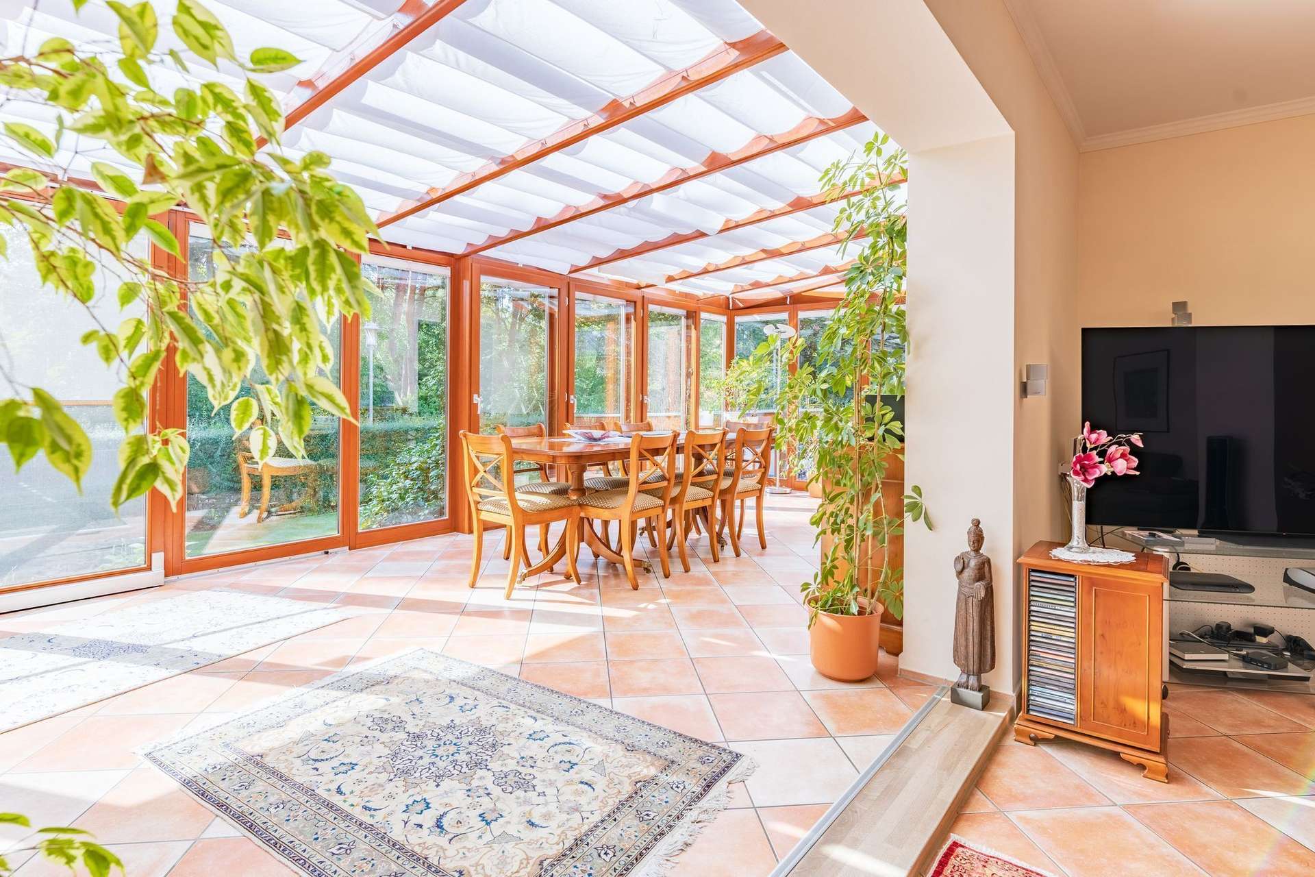 Gepflegtes Einfamilienhaus mit Pool und Wintergarten in idyllischer Lage in Potsdam – Potsdam