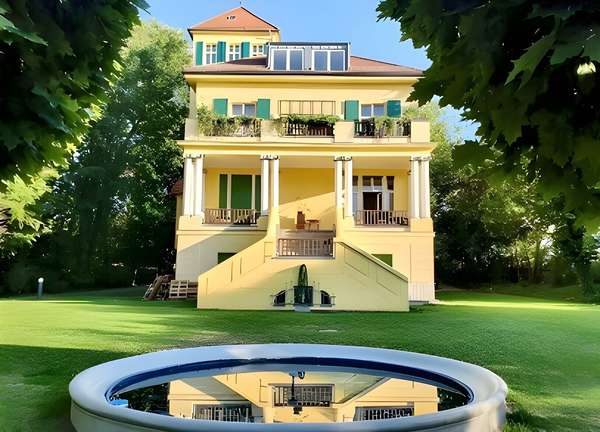 Traumanwesen: Villa, Reihenhäuser & Seezugang