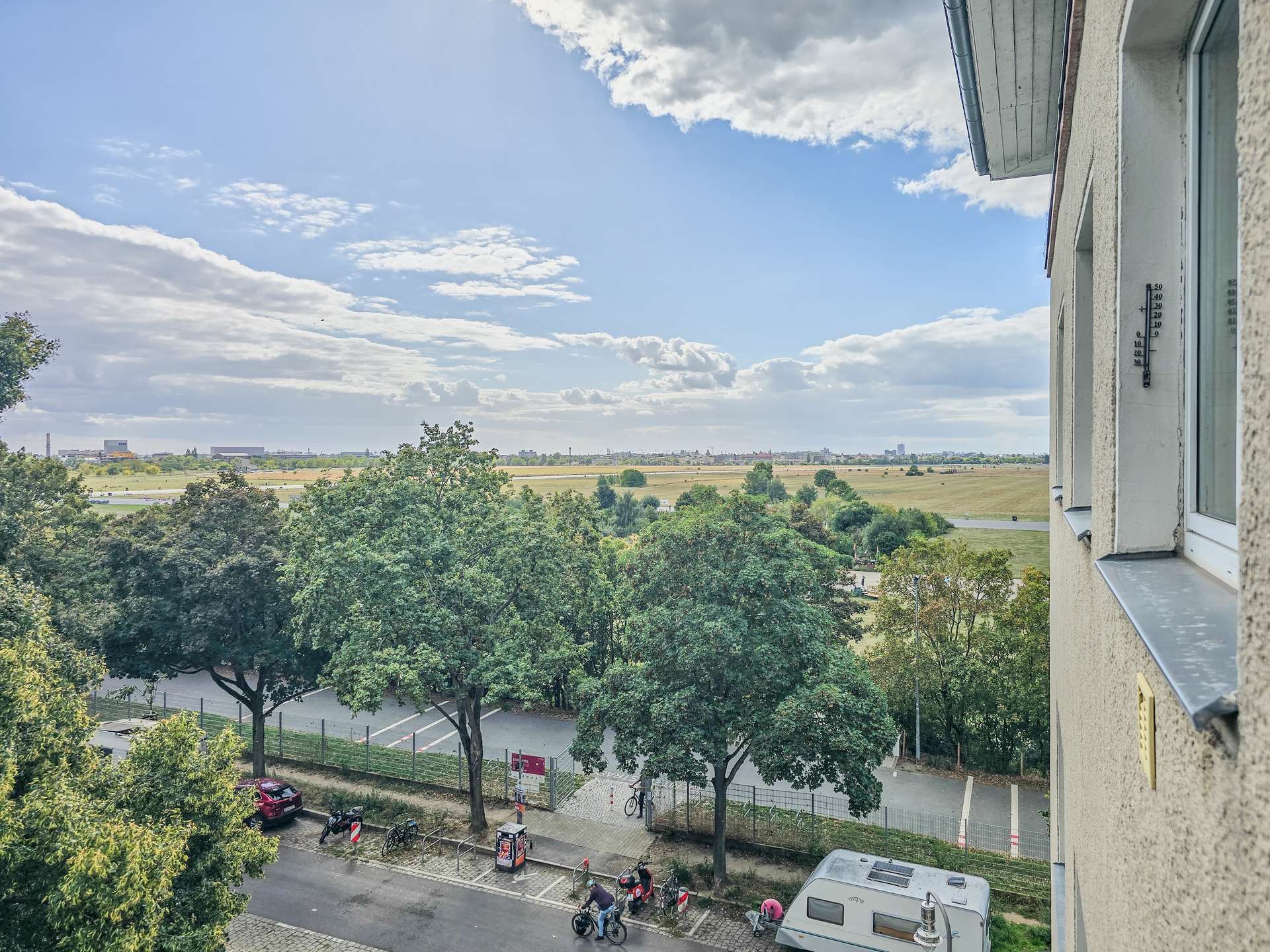 Bezugsfreie und Sanierte Helle 2-Zimmer-Wohnung im Schillerkiez - oberste Etage direkt am Flugfeld – Berlin