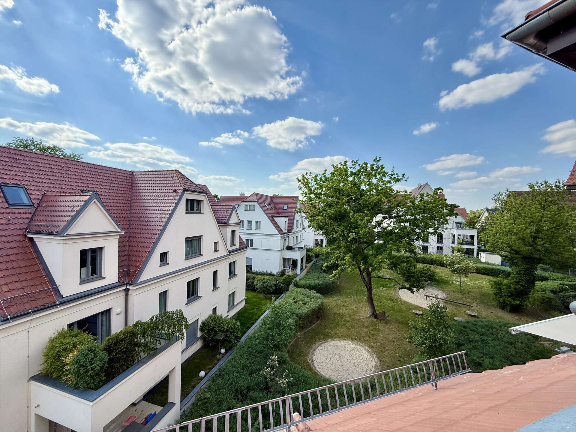 Exklusive Etagenwohnung in Dahlem: Erstbezug in saniertem Altbau mit Aufzug – Berlin