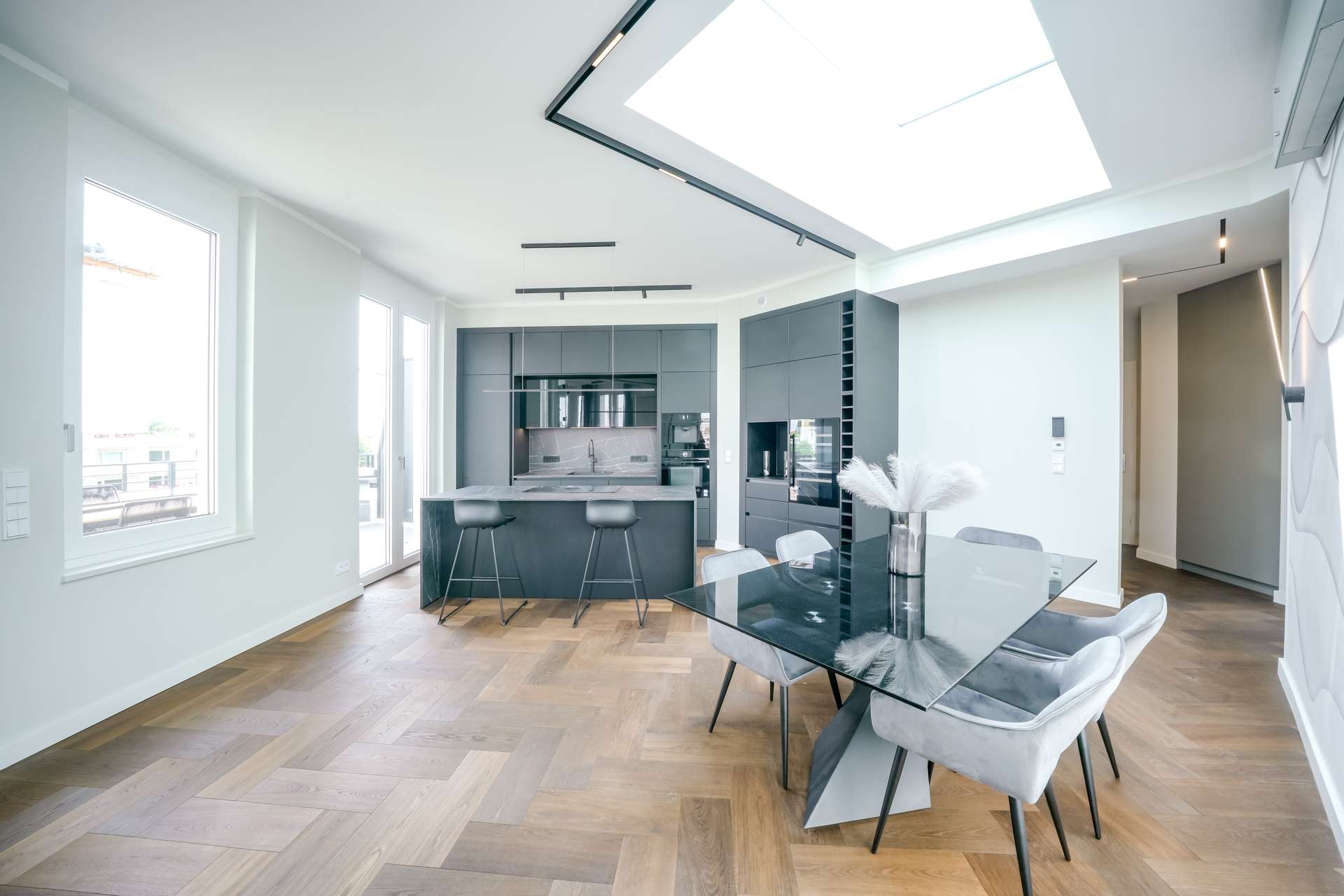 Komplett ausgestattetes, neuwertiges Penthouse mit 3 Dachterrassen und TG-Stellplätzen im beliebten Rheingauviertel – Berlin – Innenansicht