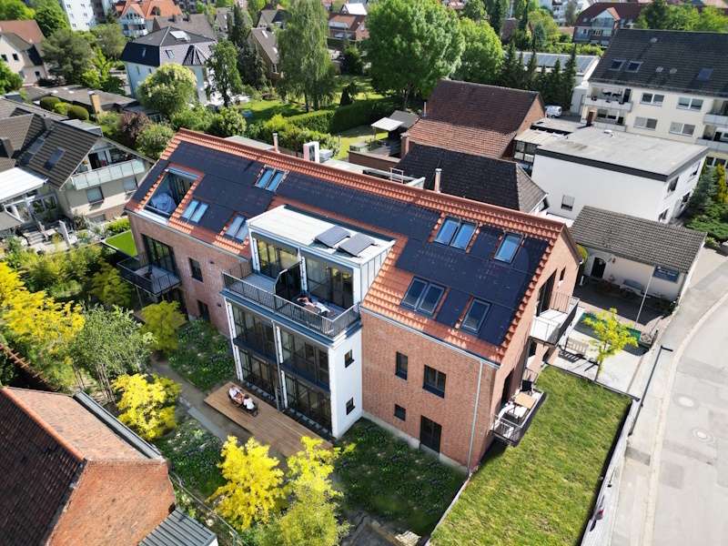 Moderne Erdgeschosswohnung mit Terrasse und Gartenstück für Singles oder Paare – Laatzen