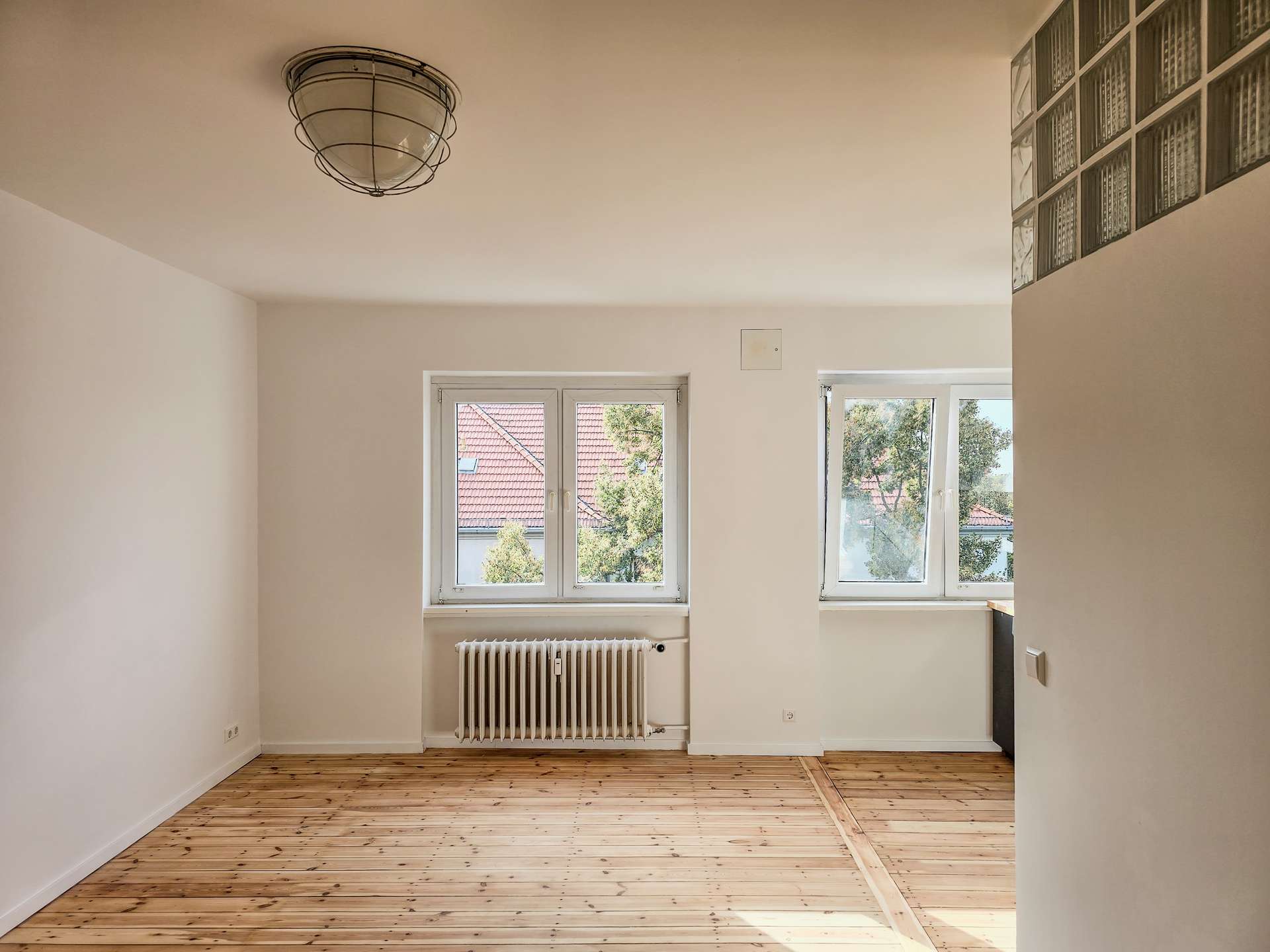 Bezugsfreie und Sanierte Helle 2-Zimmer-Wohnung im Schillerkiez - oberste Etage direkt am Flugfeld – Berlin