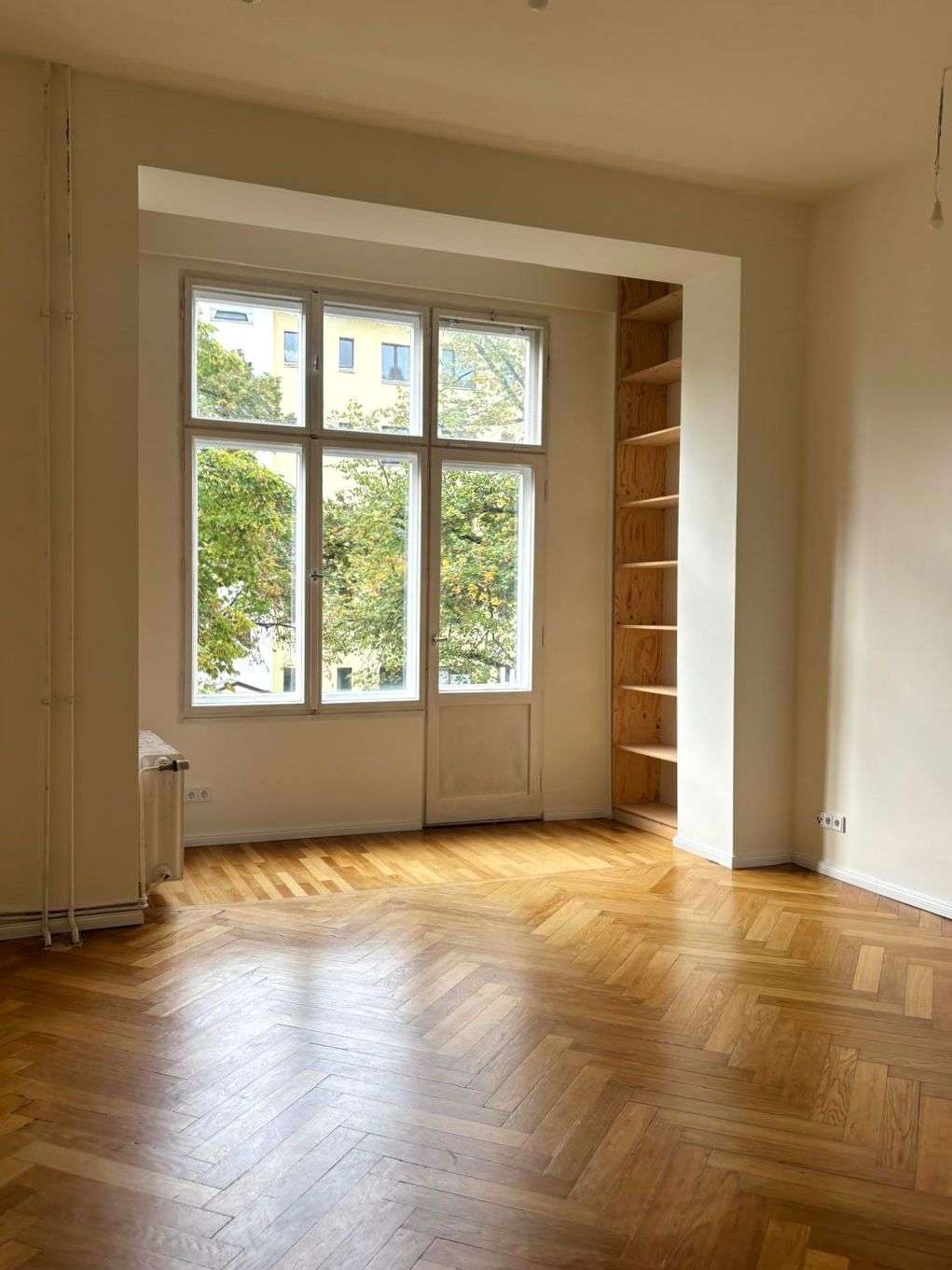 Bezugsfreie und Helle Wohnung nahe Hohenzollerndamm mit 3,5m Deckenhöhe und französischem Balkon – Berlin