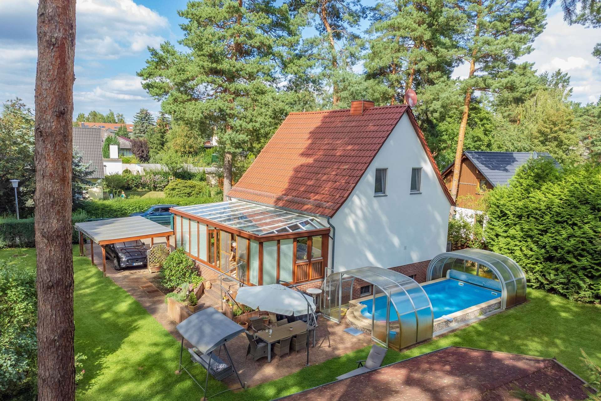 Gepflegtes Einfamilienhaus mit Pool und Wintergarten in idyllischer Lage in Potsdam – Potsdam
