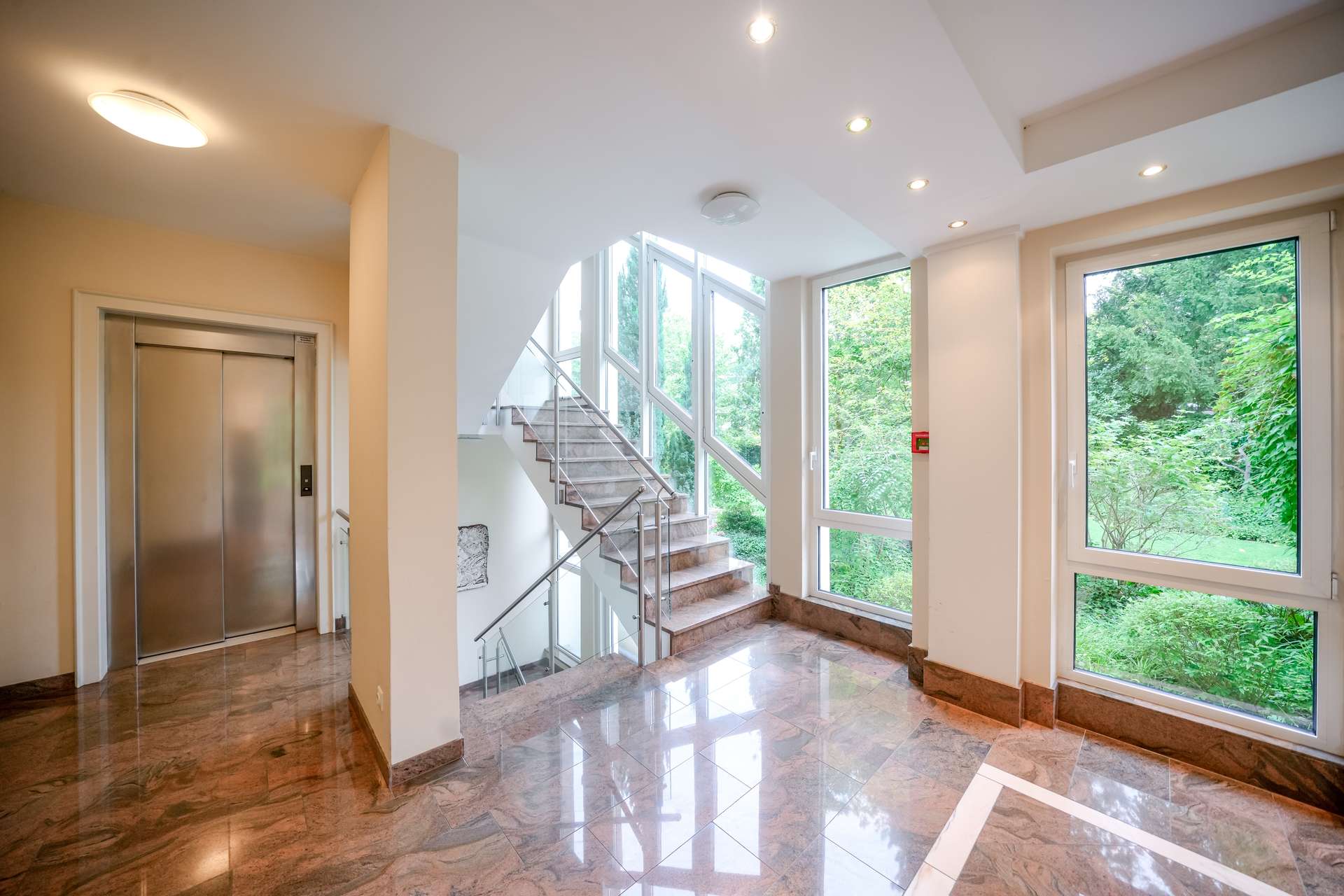 Berlin-Grunewald: Etagenwohnung in Villa mit separater Wellness-Etage und 12-Meter- Indoorpool – Berlin – Innenansicht