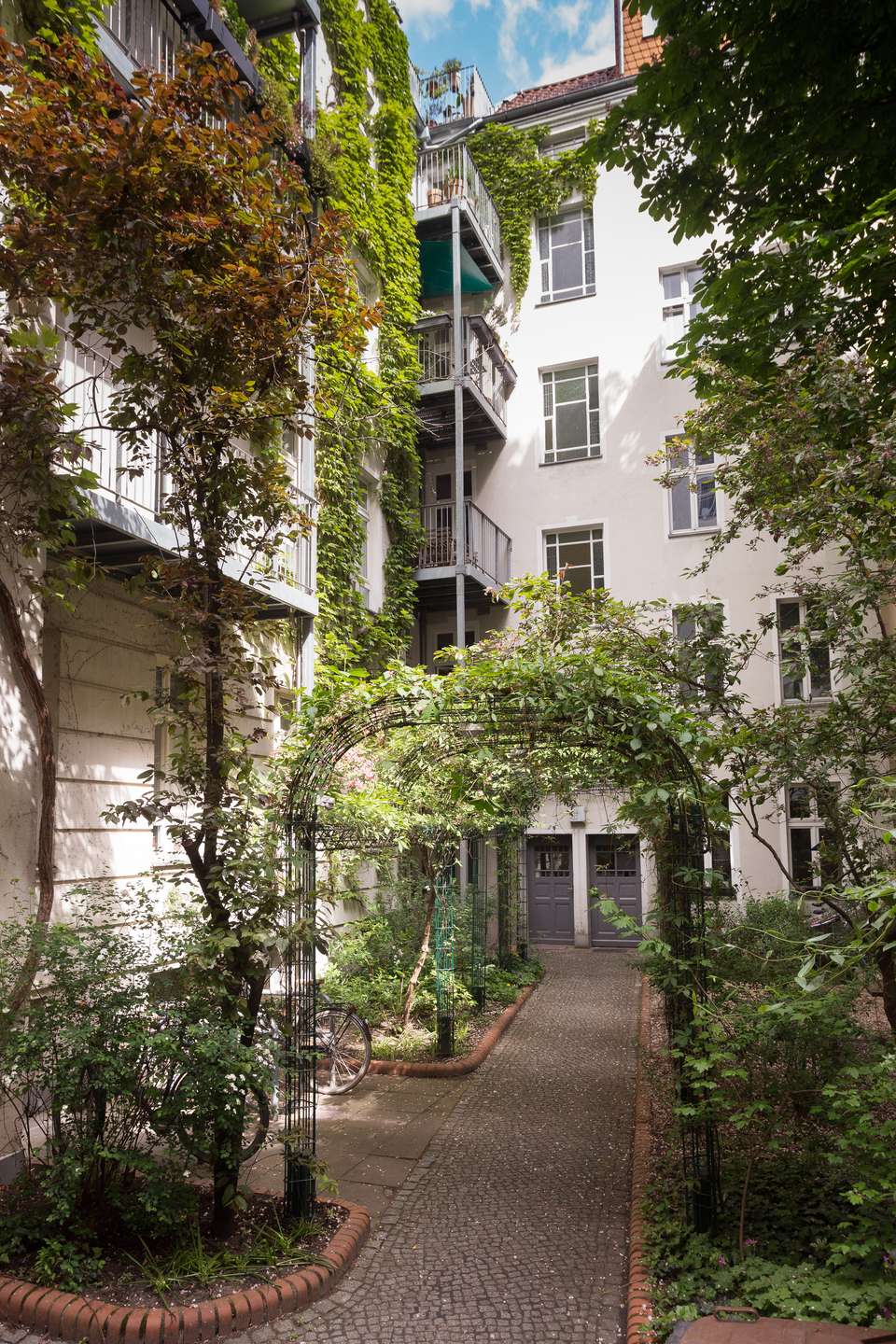 Vermietete Altbauwohnung mit Balkon in bester Kiezlage – Berlin