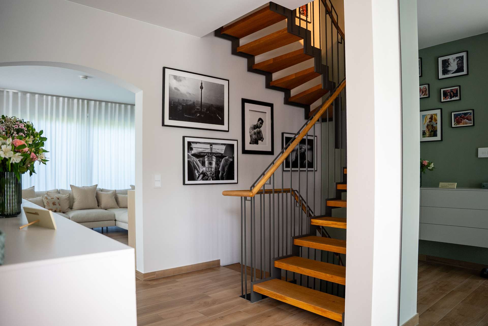 Luxuriöse DHH-Villa mit eigenem Garten, Dachterrasse & 2x TG Stellplätzen (+Wallbox) – Berlin