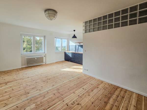 Vacant and renovated bright 2-room apartment in Schillerkiez - top floor directly at the airport