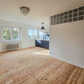 Vacant and renovated bright 2-room apartment in Schillerkiez - top floor directly at the airport
