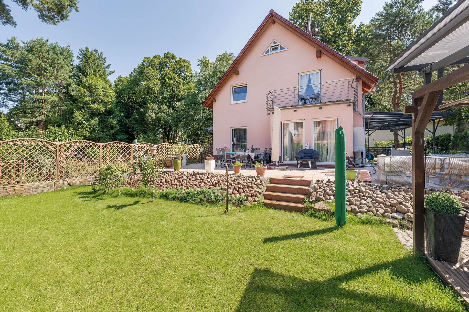 Modernes EFH mit Wärmepumpe, Fußbodenheizung und Kamin – Kleinmachnow