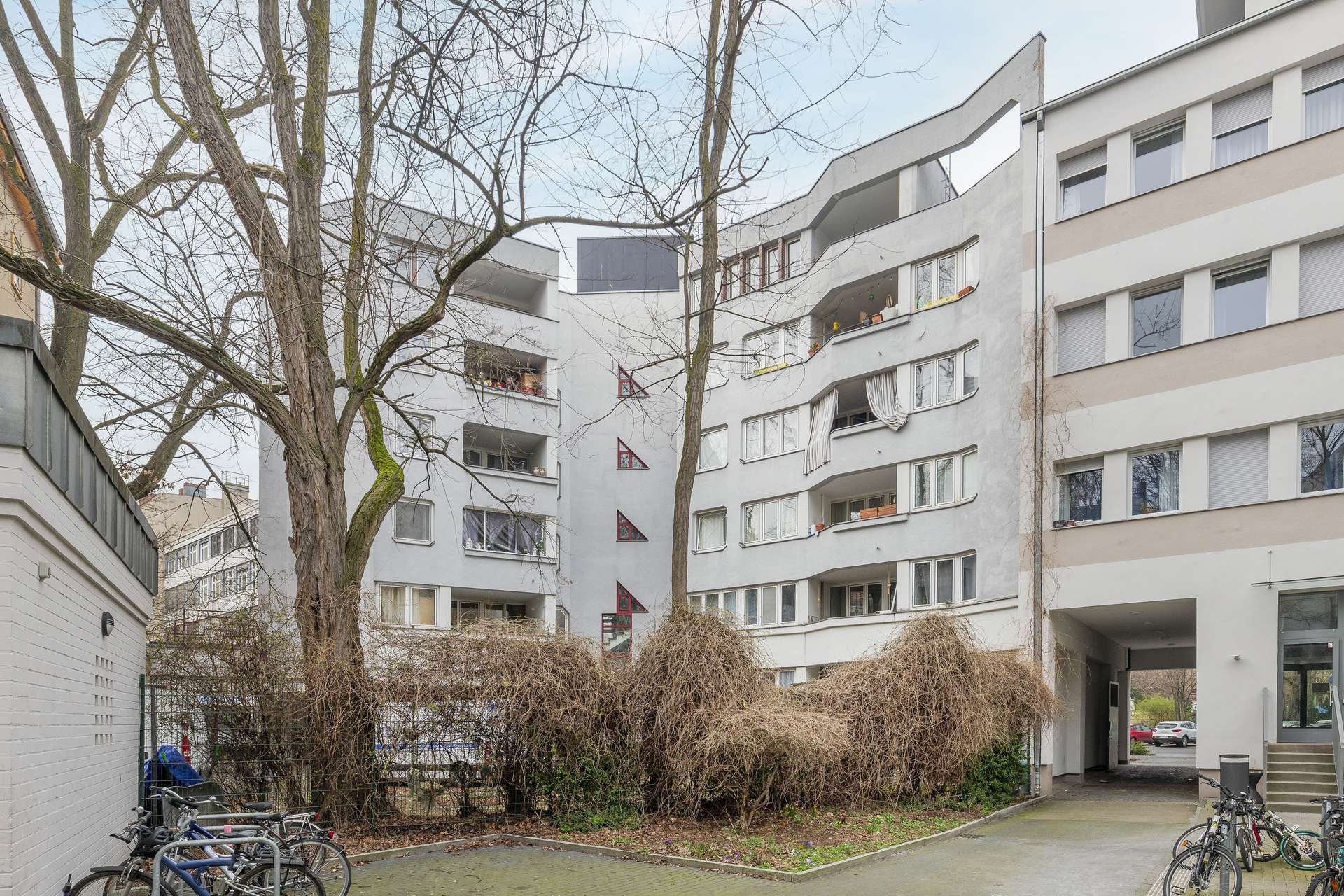 Aufgeteiltes Mehrfamilienhaus in Alt Moabit nahe Bundesratsufer – Berlin