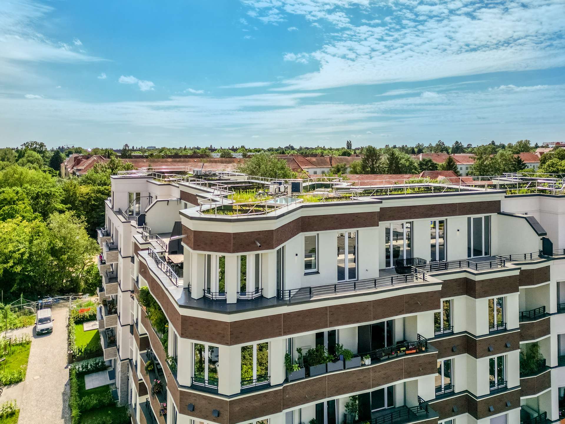 Komplett ausgestattetes, neuwertiges Penthouse mit 3 Dachterrassen und TG-Stellplätzen im beliebten Rheingauviertel – Berlin – Außenansicht