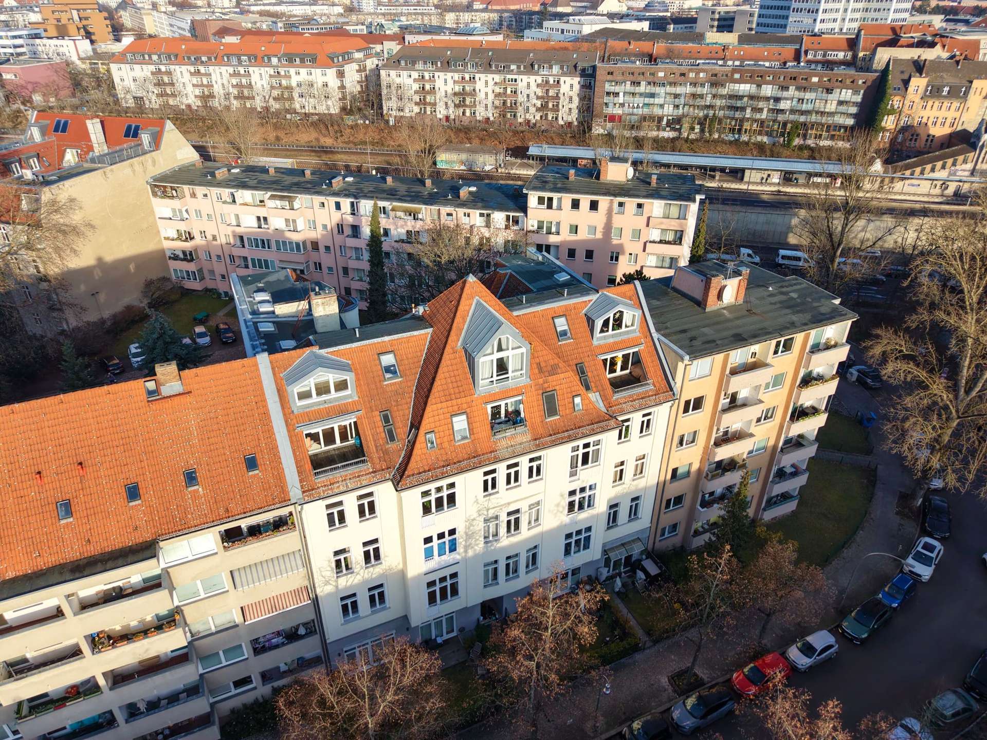Bezugsfreie und Helle Wohnung nahe Hohenzollerndamm mit 3,5m Deckenhöhe und französischem Balkon – Berlin