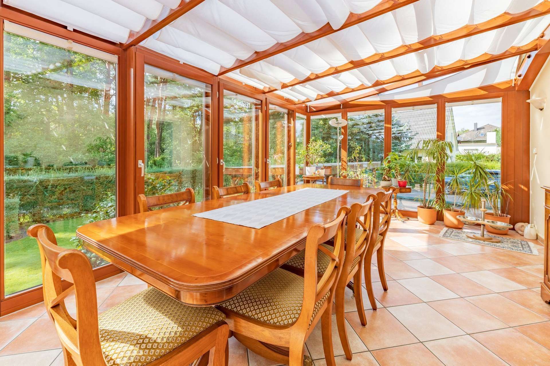 Gepflegtes Einfamilienhaus mit Pool und Wintergarten in idyllischer Lage in Potsdam – Potsdam