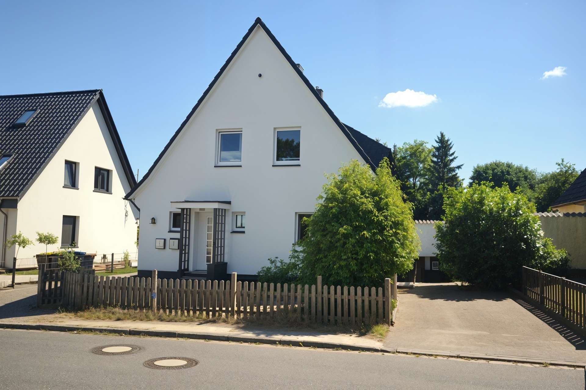 Vielseitiges Zweifamilienhaus mit drei Wohneinheiten und weitläufigem Garten – Schenefeld
