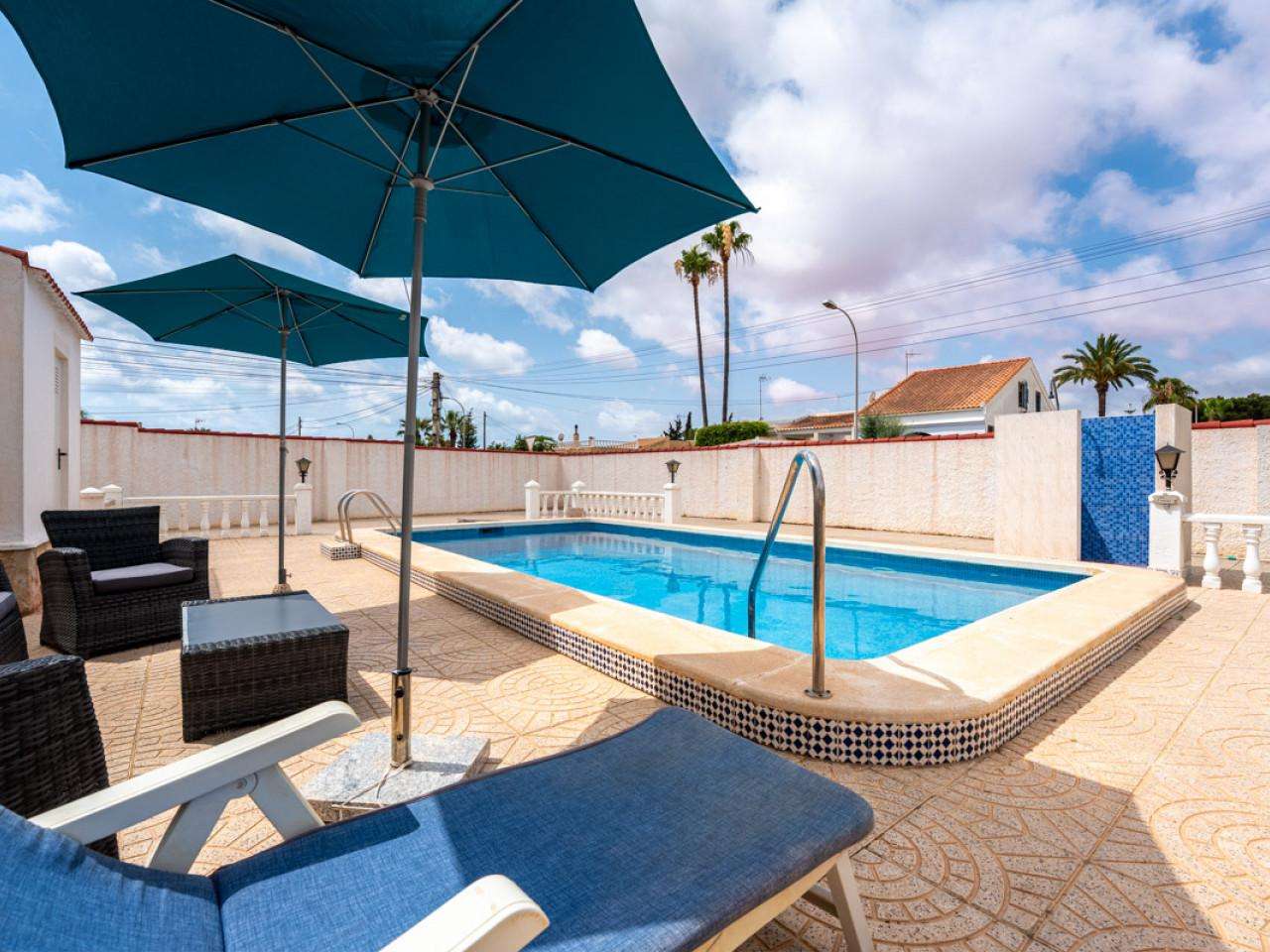 Villa mit 3 Schlafzimmern und 3 Badezimmern in Torrevieja| Ref: MA-17987-rev – Torrevieja