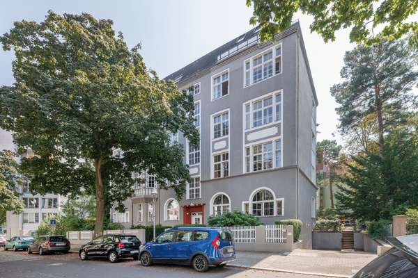 Elegante Altbauwohnung mit historischem Flair und modernem Komfort im Denkmalschutz-Objekt