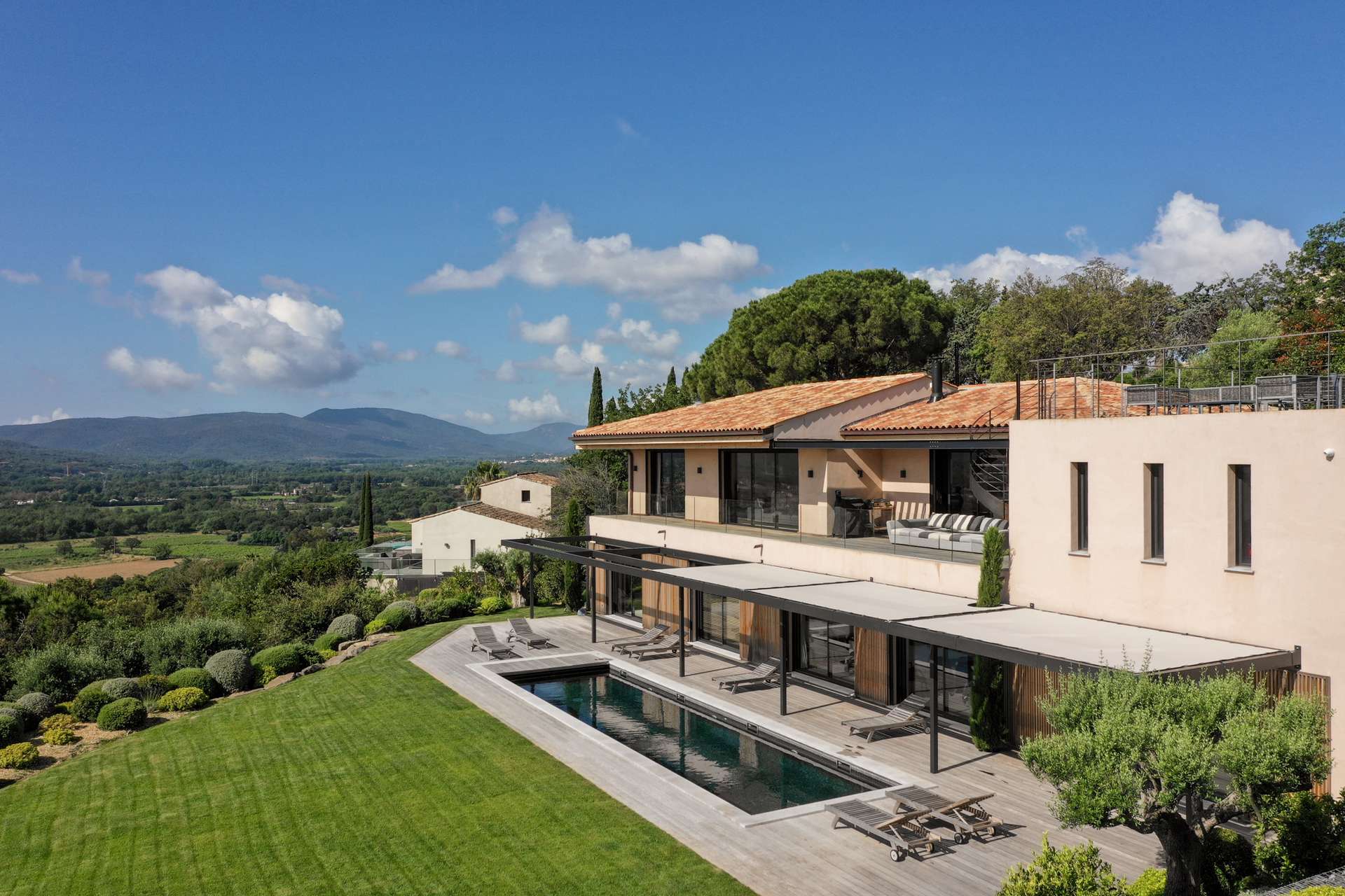Traumhafte Luxusvilla in Grimaud: Panoramablick auf Berge und Meer! – Grimaud