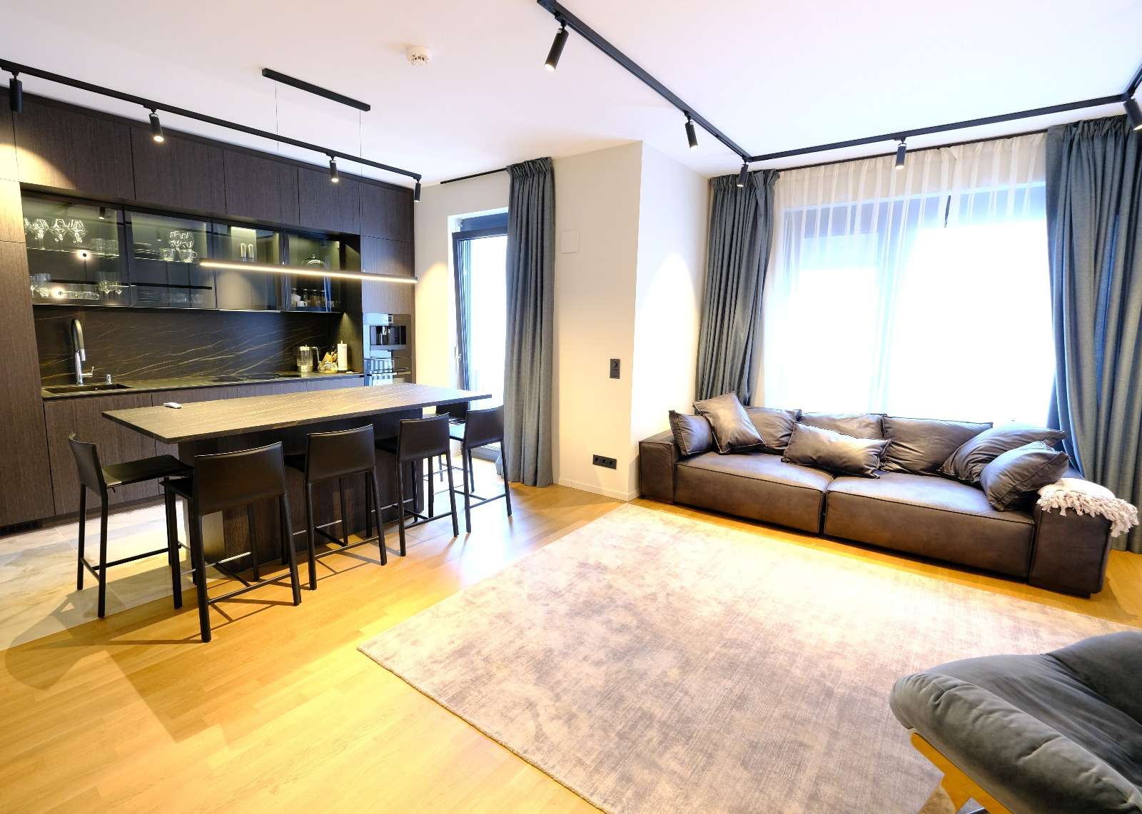 3 Zimmer Kudamm Seitenstraße voll möbliert – Berlin