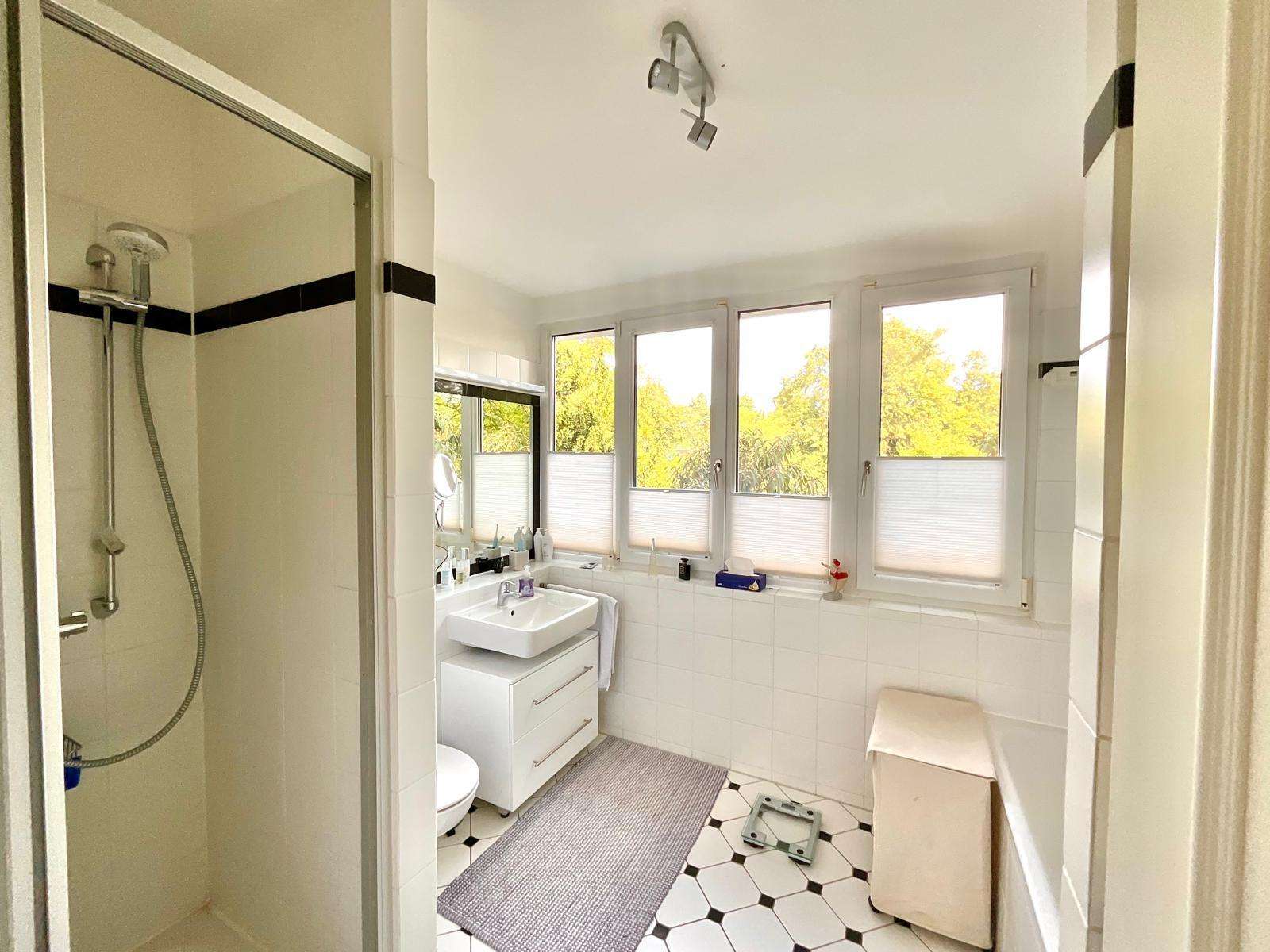 Direkt am Thielpark: Schöne 3 Zimmer -ETW mit großem Balkon und Gäste WC – Berlin