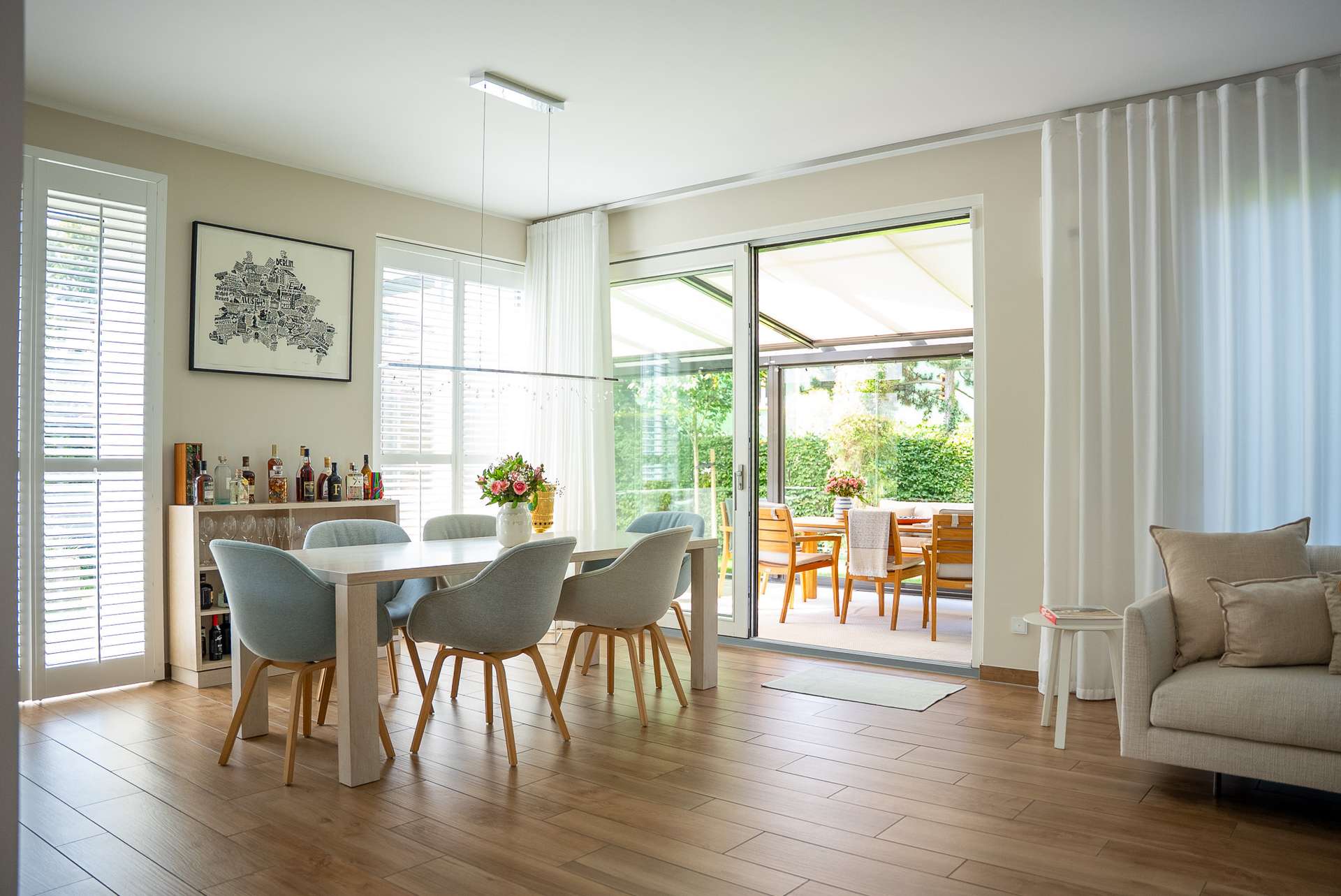 Luxuriöse DHH-Villa mit eigenem Garten, Dachterrasse & 2x TG Stellplätzen (+Wallbox) – Berlin