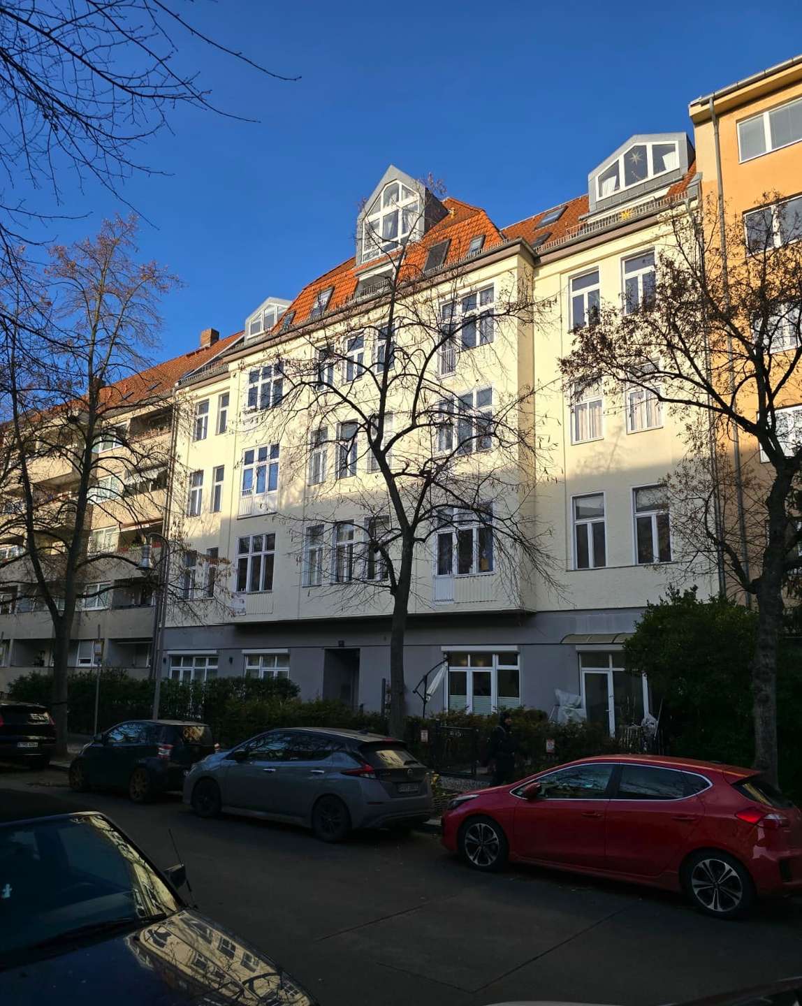 Bezugsfreie und Helle Wohnung nahe Hohenzollerndamm mit 3,5m Deckenhöhe und französischem Balkon – Berlin
