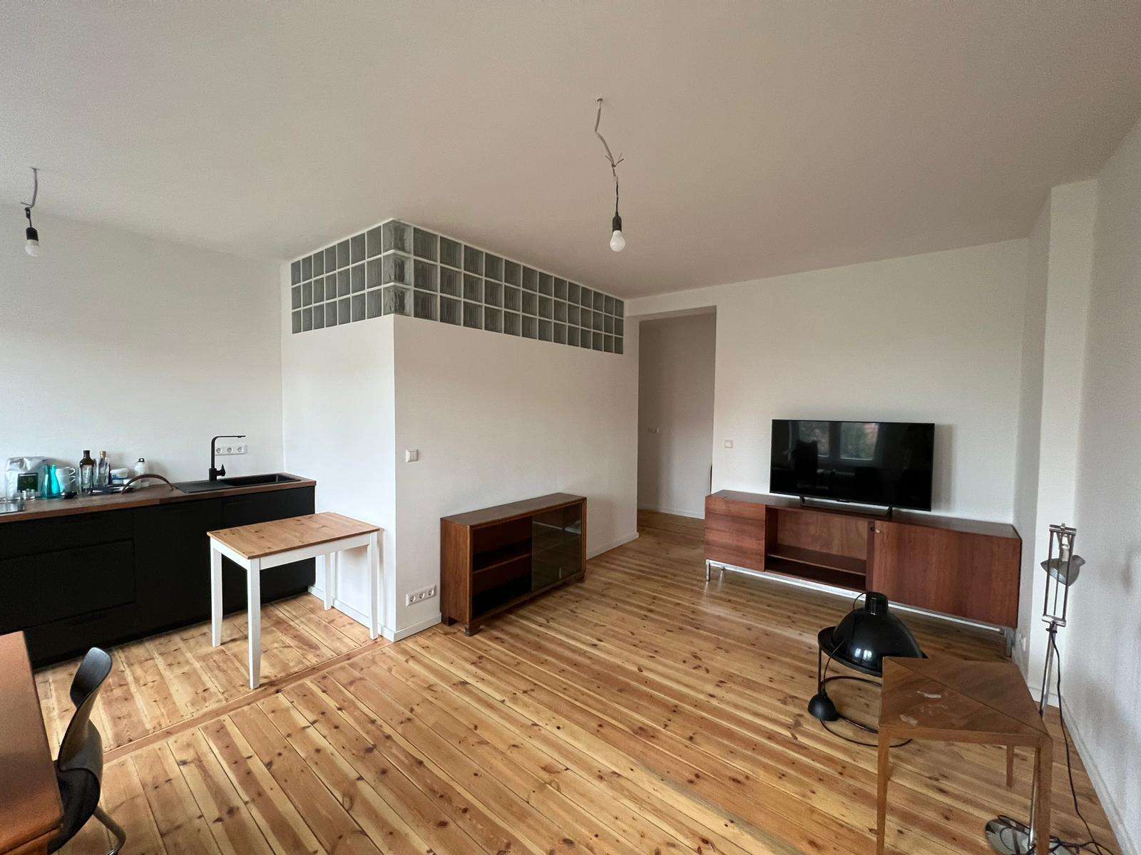 Bezugsfreie und Sanierte Helle 2-Zimmer-Wohnung im Schillerkiez - oberste Etage direkt am Flugfeld – Berlin