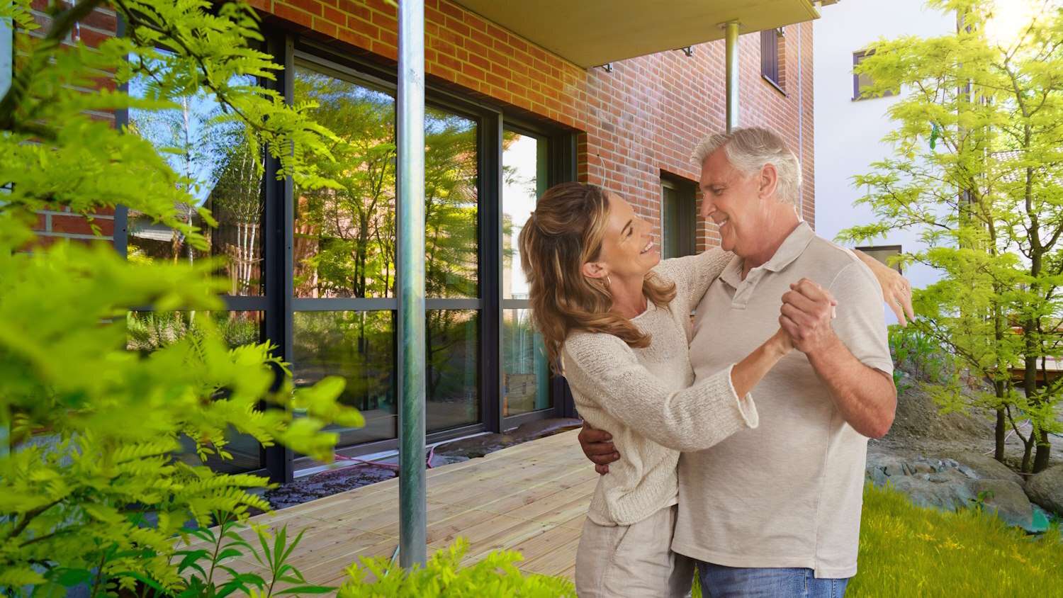 Moderne Erdgeschosswohnung mit Terrasse und Gartenstück für Singles oder Paare – Laatzen