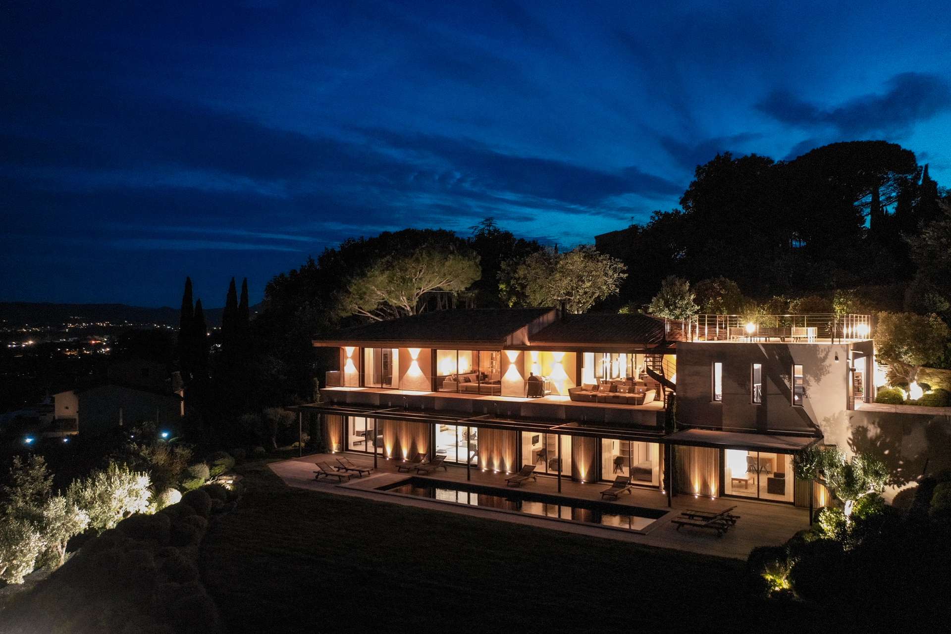Traumhafte Luxusvilla in Grimaud: Panoramablick auf Berge und Meer! – Grimaud